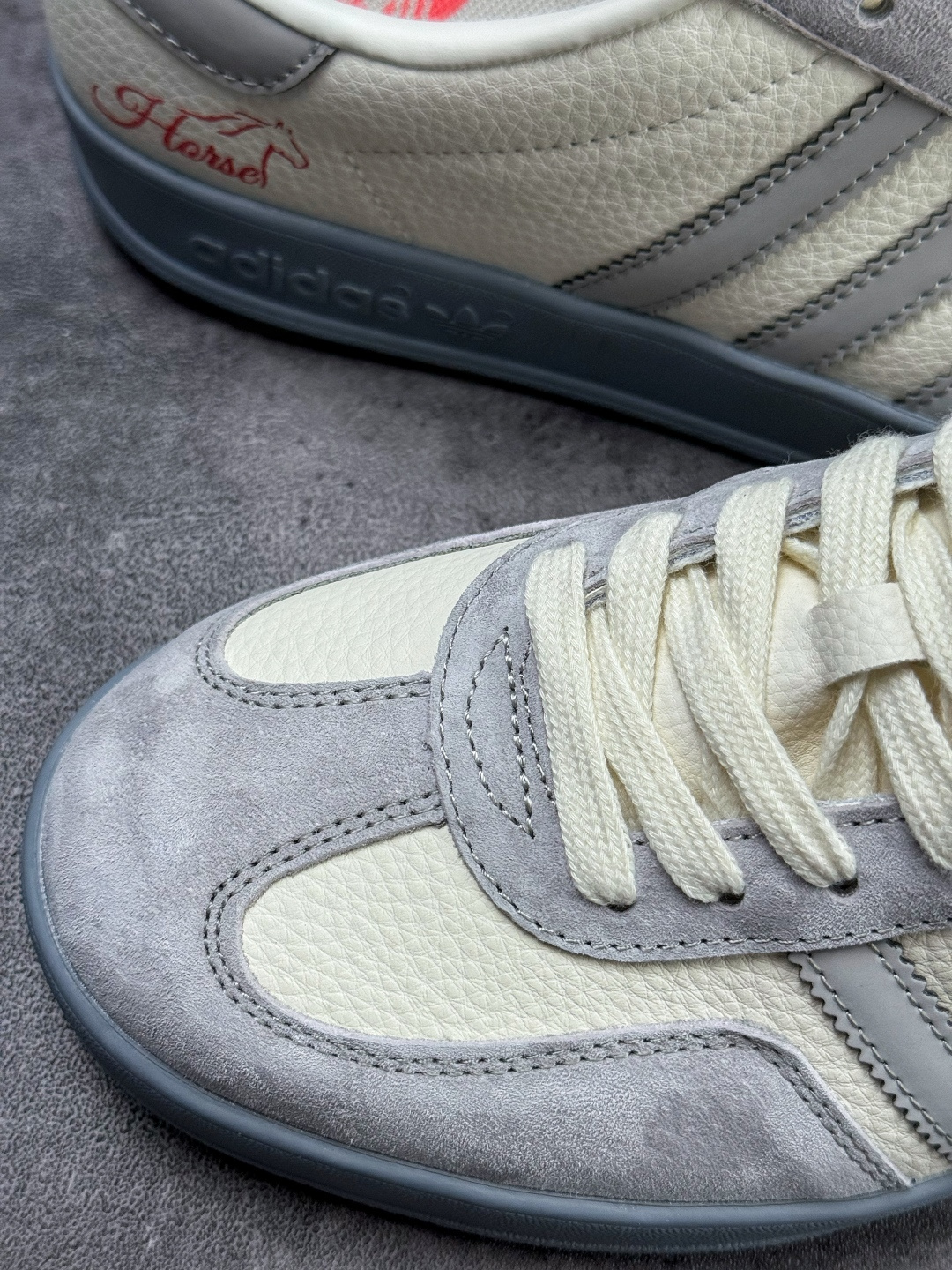 210 F版 马年新款海外定制限量发售 Adidas Originals GAZELLE BOLD W“马年联名限定”专为 2026 丙午马年打造的限定德训鞋 ZH2598-Chinese UA Cheap High Quatity Brand Clothes Bags handbags Sneakers wholesale wholesaler seller from China Factory suppliers Fashion Clothing Shoes best Quality Beautiful Price 210 F版 马年新款海外定制限量发售 Adidas Originals GAZELLE BOLD W“马年联名限定”专为 2026 丙午马年打造的限定德训鞋 ZH2598