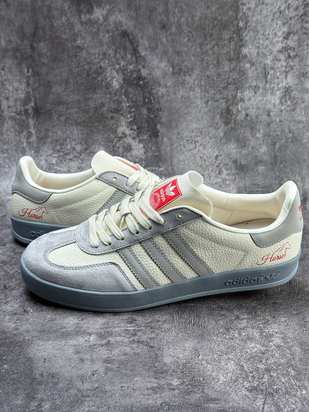 210 F版 马年新款海外定制限量发售 Adidas Originals GAZELLE BOLD W“马年联名限定”专为 2026 丙午马年打造的限定德训鞋 ZH2598-Chinese UA Cheap High Quatity Brand Clothes Bags handbags Sneakers wholesale wholesaler seller from China Factory suppliers Fashion Clothing Shoes best Quality Beautiful Price 210 F版 马年新款海外定制限量发售 Adidas Originals GAZELLE BOLD W“马年联名限定”专为 2026 丙午马年打造的限定德训鞋 ZH2598