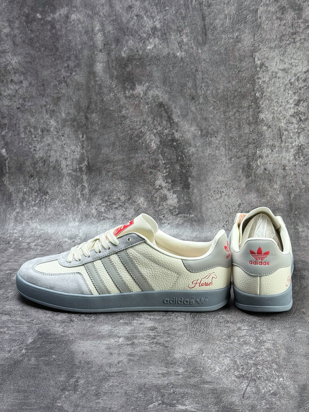 210 F版 马年新款海外定制限量发售 Adidas Originals GAZELLE BOLD W“马年联名限定”专为 2026 丙午马年打造的限定德训鞋 ZH2598-Chinese UA Cheap High Quatity Brand Clothes Bags handbags Sneakers wholesale wholesaler seller from China Factory suppliers Fashion Clothing Shoes best Quality Beautiful Price 210 F版 马年新款海外定制限量发售 Adidas Originals GAZELLE BOLD W“马年联名限定”专为 2026 丙午马年打造的限定德训鞋 ZH2598