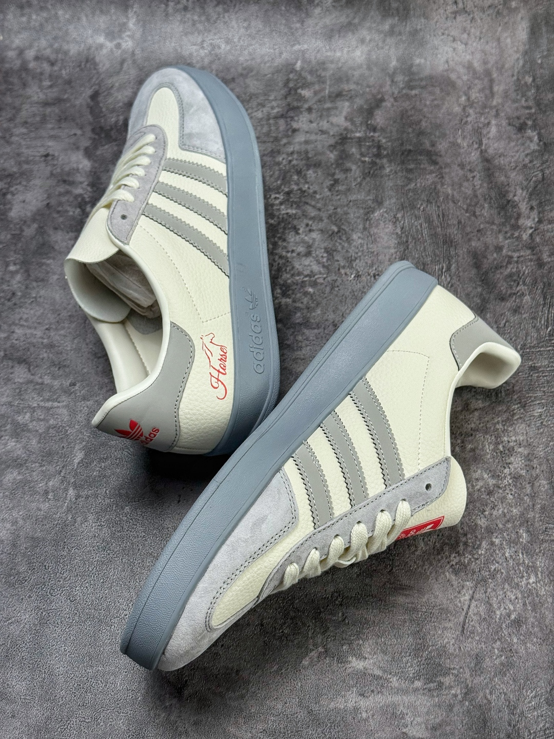 210 F版 马年新款海外定制限量发售 Adidas Originals GAZELLE BOLD W“马年联名限定”专为 2026 丙午马年打造的限定德训鞋 ZH2598-Chinese UA Cheap High Quatity Brand Clothes Bags handbags Sneakers wholesale wholesaler seller from China Factory suppliers Fashion Clothing Shoes best Quality Beautiful Price 210 F版 马年新款海外定制限量发售 Adidas Originals GAZELLE BOLD W“马年联名限定”专为 2026 丙午马年打造的限定德训鞋 ZH2598