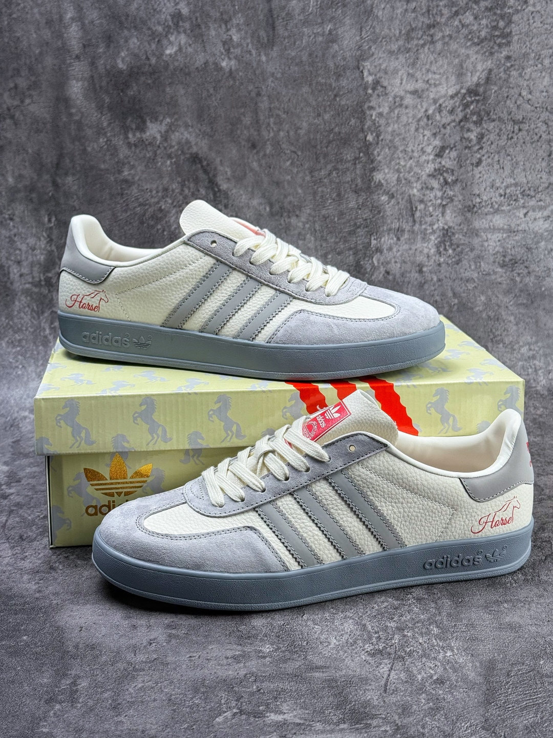 210 F版 马年新款海外定制限量发售 Adidas Originals GAZELLE BOLD W“马年联名限定”专为 2026 丙午马年打造的限定德训鞋 ZH2598-Chinese UA Cheap High Quatity Brand Clothes Bags handbags Sneakers wholesale wholesaler seller from China Factory suppliers Fashion Clothing Shoes best Quality Beautiful Price 210 F版 马年新款海外定制限量发售 Adidas Originals GAZELLE BOLD W“马年联名限定”专为 2026 丙午马年打造的限定德训鞋 ZH2598