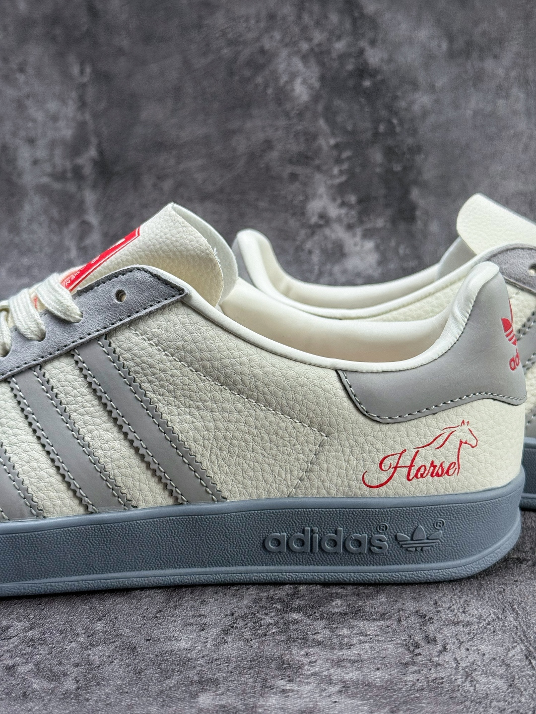 210 F版 马年新款海外定制限量发售 Adidas Originals GAZELLE BOLD W“马年联名限定”专为 2026 丙午马年打造的限定德训鞋 ZH2598-Chinese UA Cheap High Quatity Brand Clothes Bags handbags Sneakers wholesale wholesaler seller from China Factory suppliers Fashion Clothing Shoes best Quality Beautiful Price 210 F版 马年新款海外定制限量发售 Adidas Originals GAZELLE BOLD W“马年联名限定”专为 2026 丙午马年打造的限定德训鞋 ZH2598