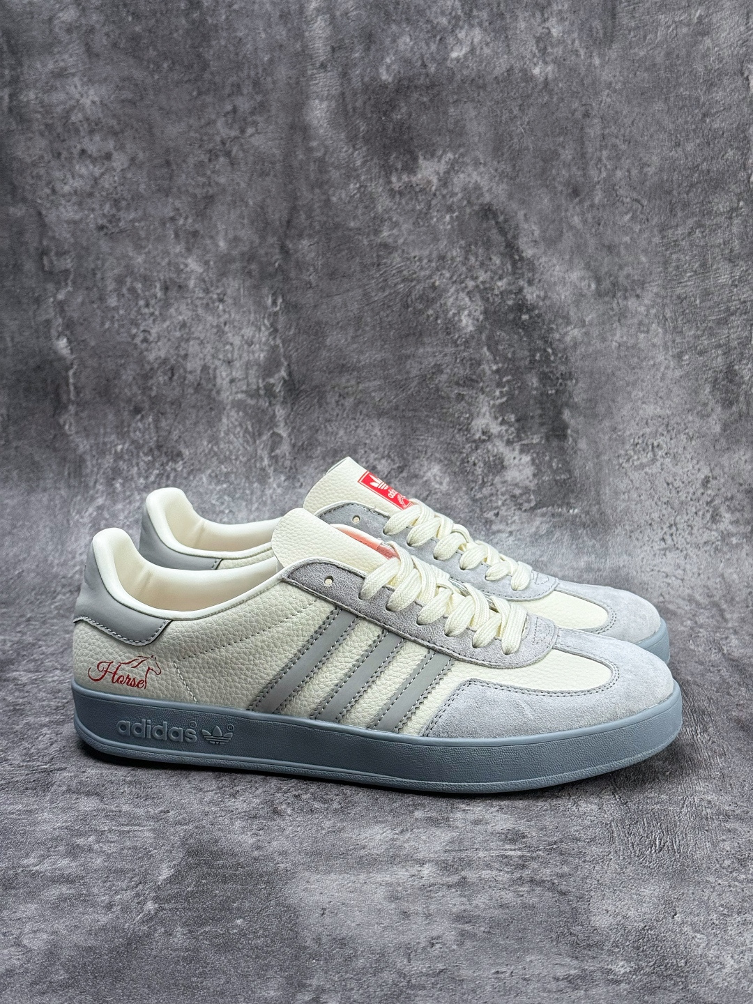 210 F版 马年新款海外定制限量发售 Adidas Originals GAZELLE BOLD W“马年联名限定”专为 2026 丙午马年打造的限定德训鞋 ZH2598-Chinese UA Cheap High Quatity Brand Clothes Bags handbags Sneakers wholesale wholesaler seller from China Factory suppliers Fashion Clothing Shoes best Quality Beautiful Price 210 F版 马年新款海外定制限量发售 Adidas Originals GAZELLE BOLD W“马年联名限定”专为 2026 丙午马年打造的限定德训鞋 ZH2598