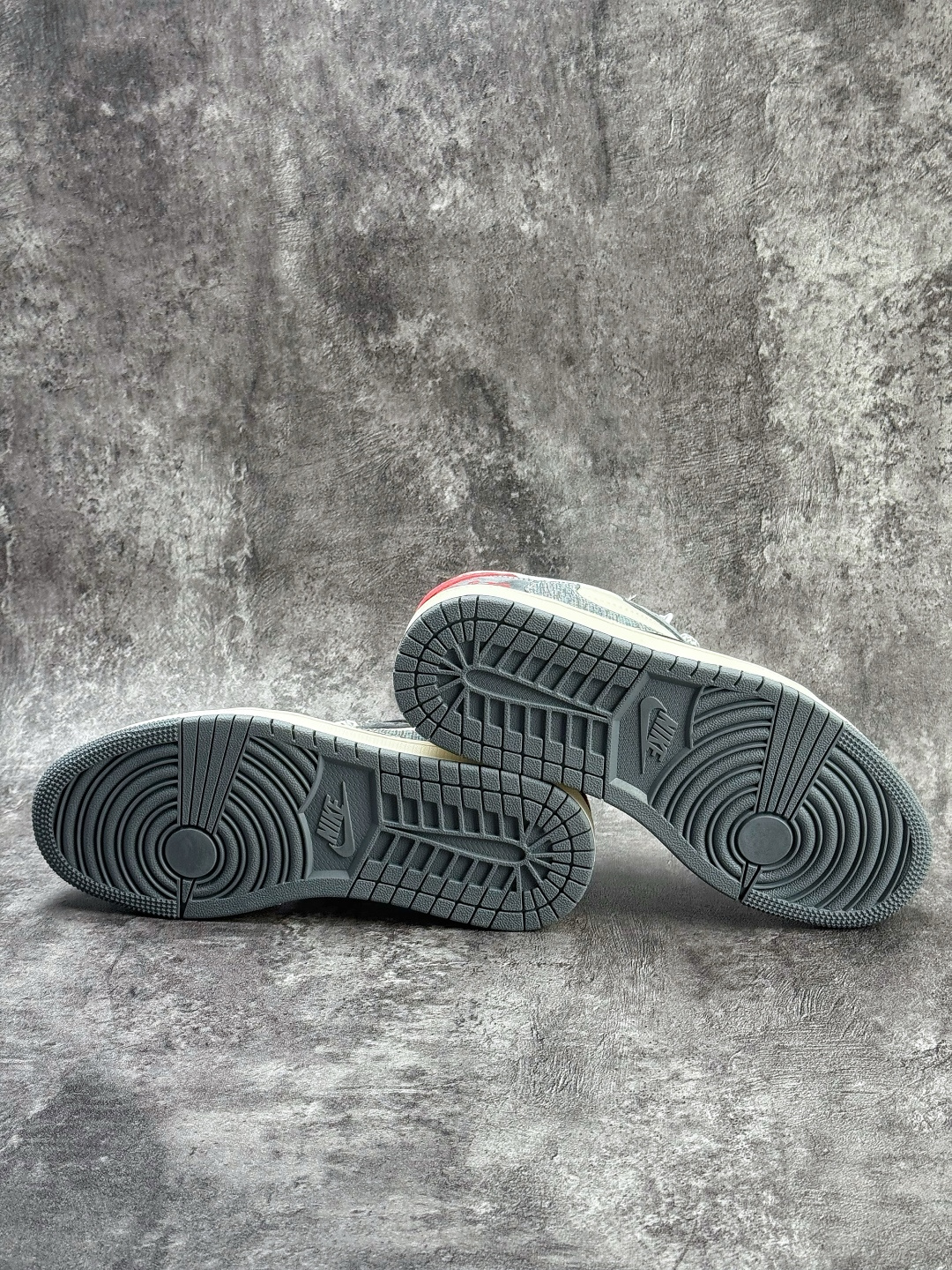 Travis Scott x Nike Air Jordan 1 Low 马年限定 Air Jordan 1 Low 反转灰白小勾满天星倒钩 XT6998-161