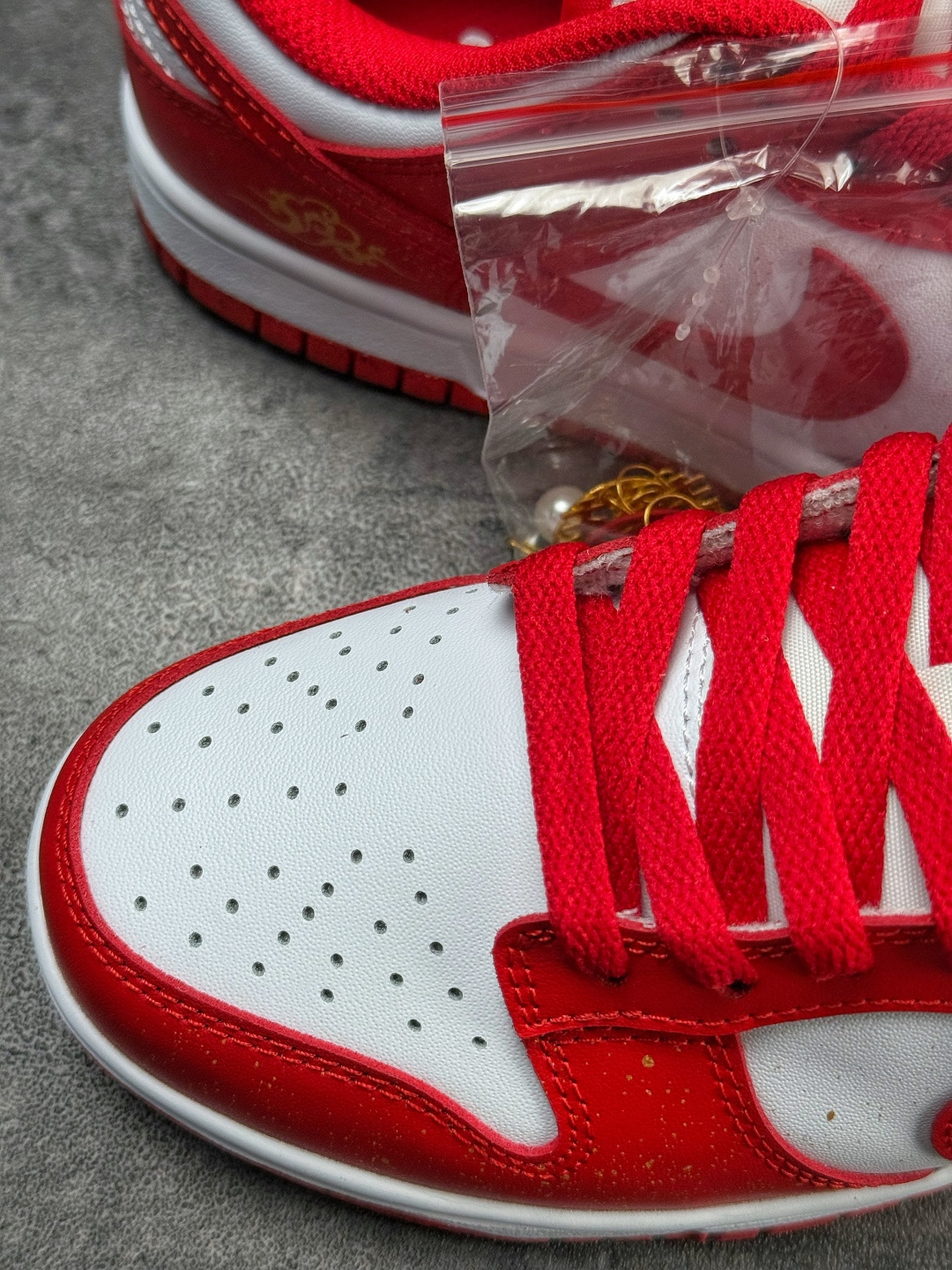 NIKE SB Dunk Low 婚庆囍宴 红白 DD1873-116-Top High Quatity Cheap Sneakers Fashion Clothing Clothes Bags handbags Shoes of all Brand wholesale With The best Quality And Beautiful Price from China Factory Chinese suppliers wholesaler seller NIKE SB Dunk Low 婚庆囍宴 红白 DD1873-116