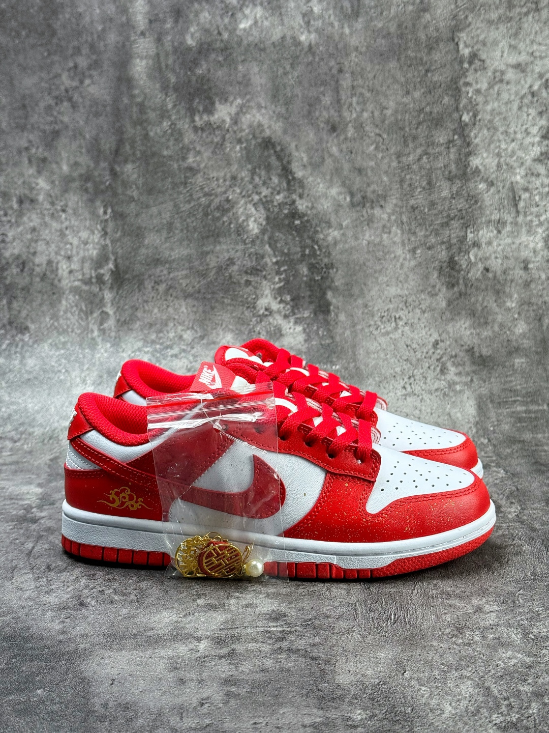NIKE SB Dunk Low 婚庆囍宴 红白 DD1873-116-Top High Quatity Cheap Sneakers Fashion Clothing Clothes Bags handbags Shoes of all Brand wholesale With The best Quality And Beautiful Price from China Factory Chinese suppliers wholesaler seller NIKE SB Dunk Low 婚庆囍宴 红白 DD1873-116