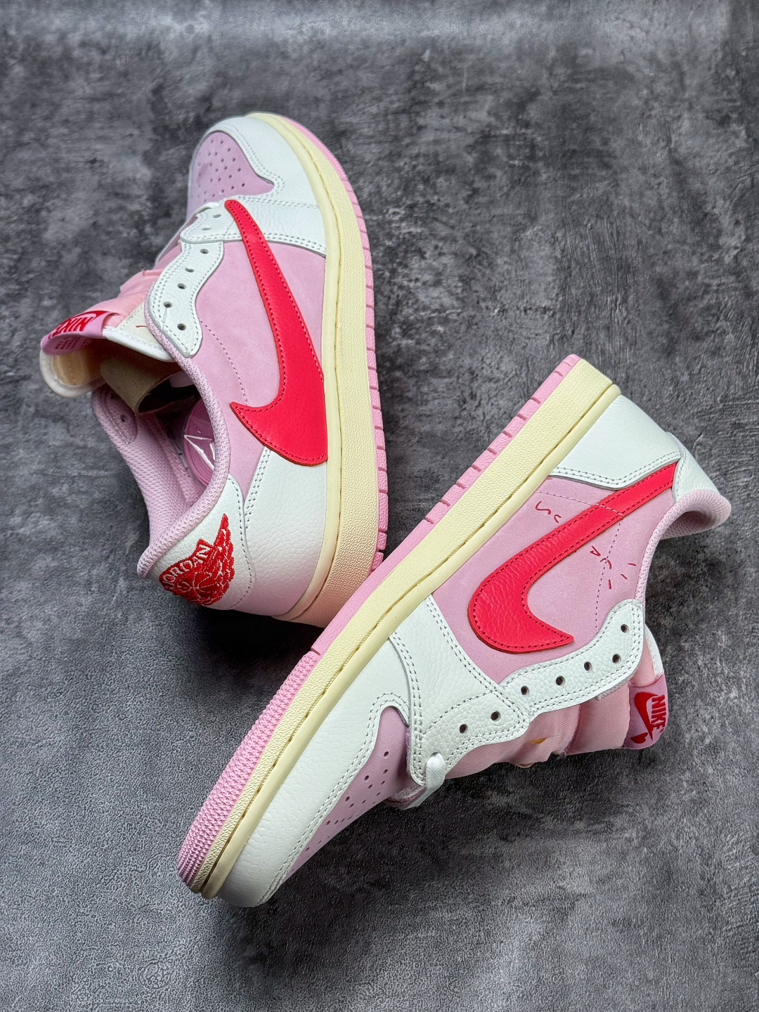 Travis Scott x Nike Air Jordan 1 Low 白粉红 Air Jordan 1 Low 反转倒钩 版本 IQ7604-101