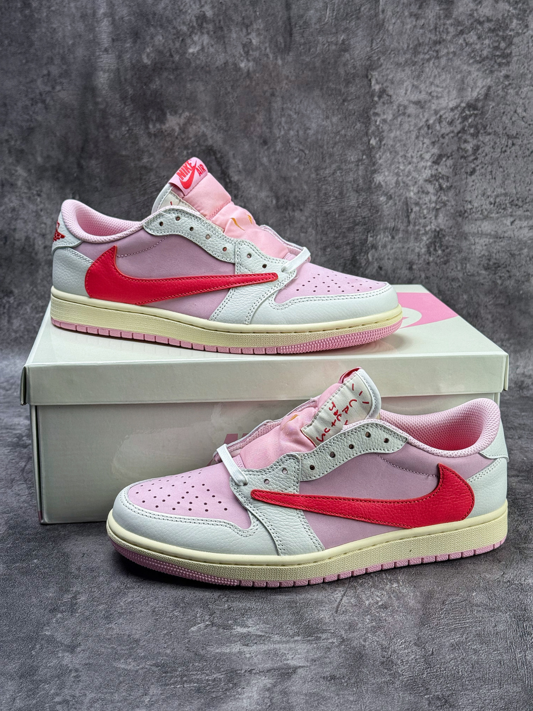 Travis Scott x Nike Air Jordan 1 Low 白粉红 Air Jordan 1 Low 反转倒钩 版本 IQ7604-101
