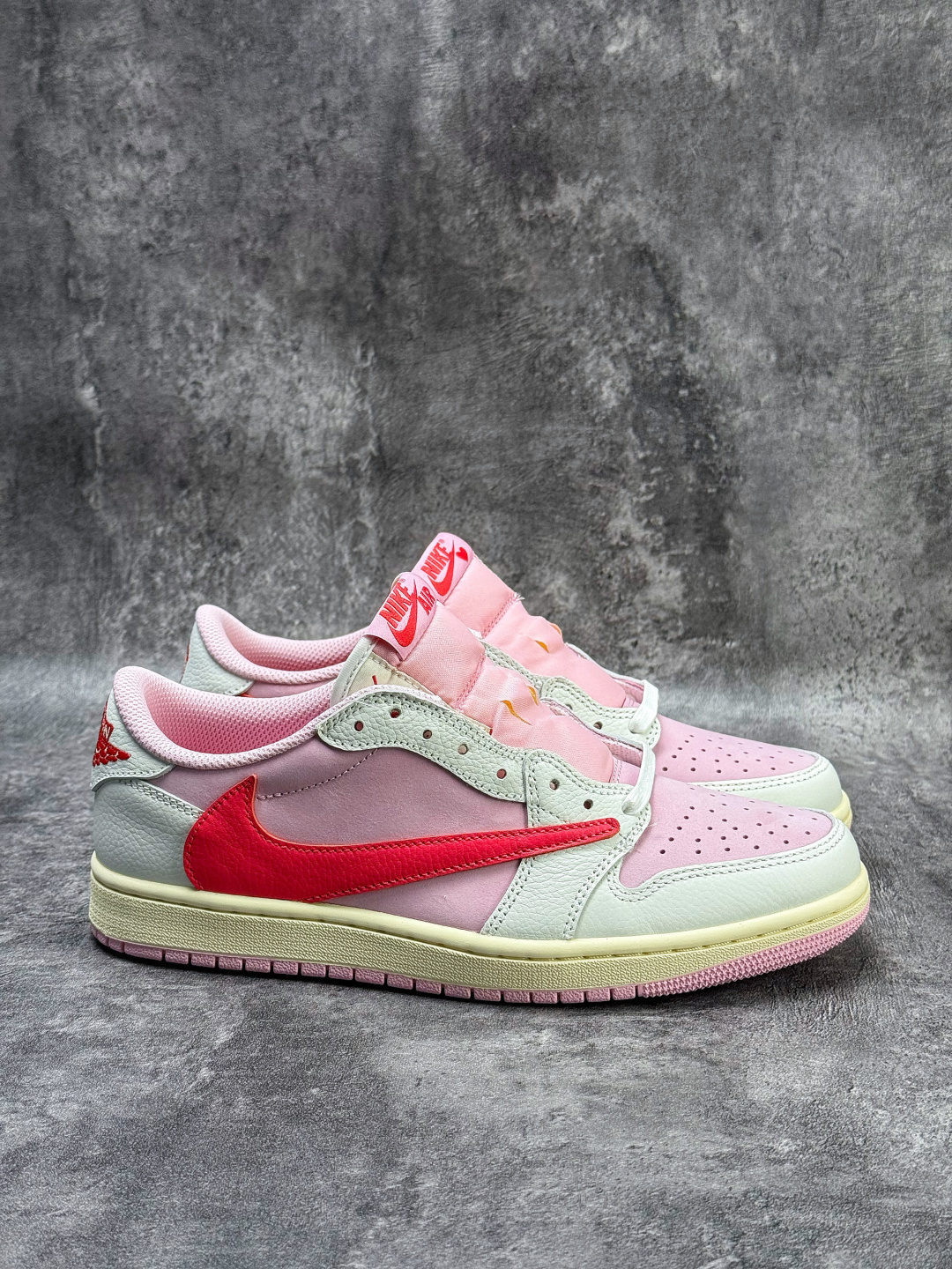 Travis Scott x Nike Air Jordan 1 Low 白粉红 Air Jordan 1 Low 反转倒钩 版本 IQ7604-101