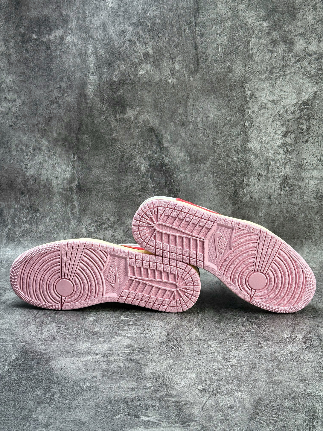 Travis Scott x Nike Air Jordan 1 Low 白粉红 Air Jordan 1 Low 反转倒钩 版本 IQ7604-101