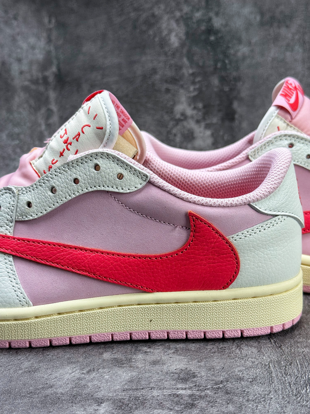 Travis Scott x Nike Air Jordan 1 Low 白粉红 Air Jordan 1 Low 反转倒钩 版本 IQ7604-101