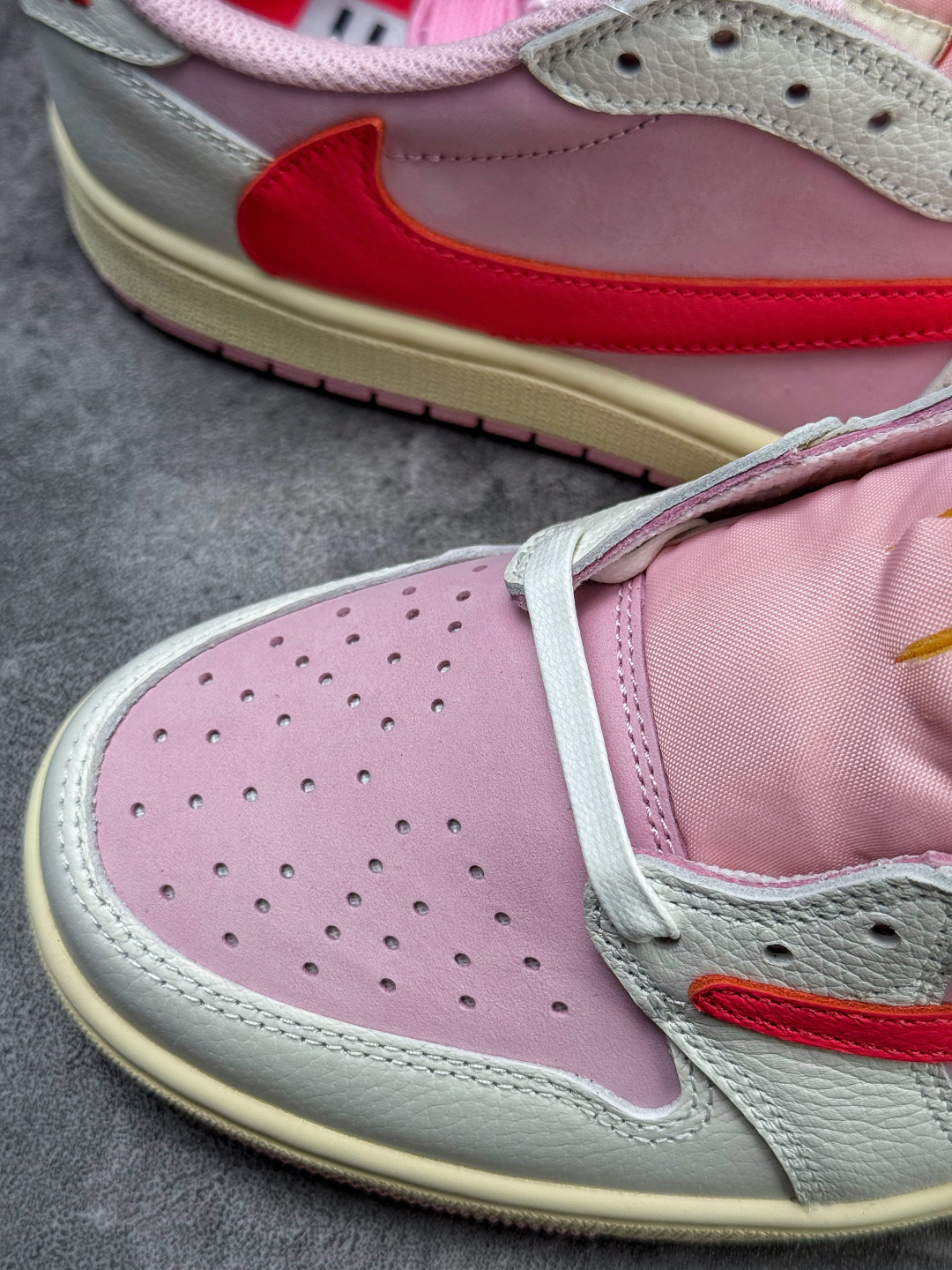 Travis Scott x Nike Air Jordan 1 Low 白粉红 Air Jordan 1 Low 反转倒钩 版本 IQ7604-101