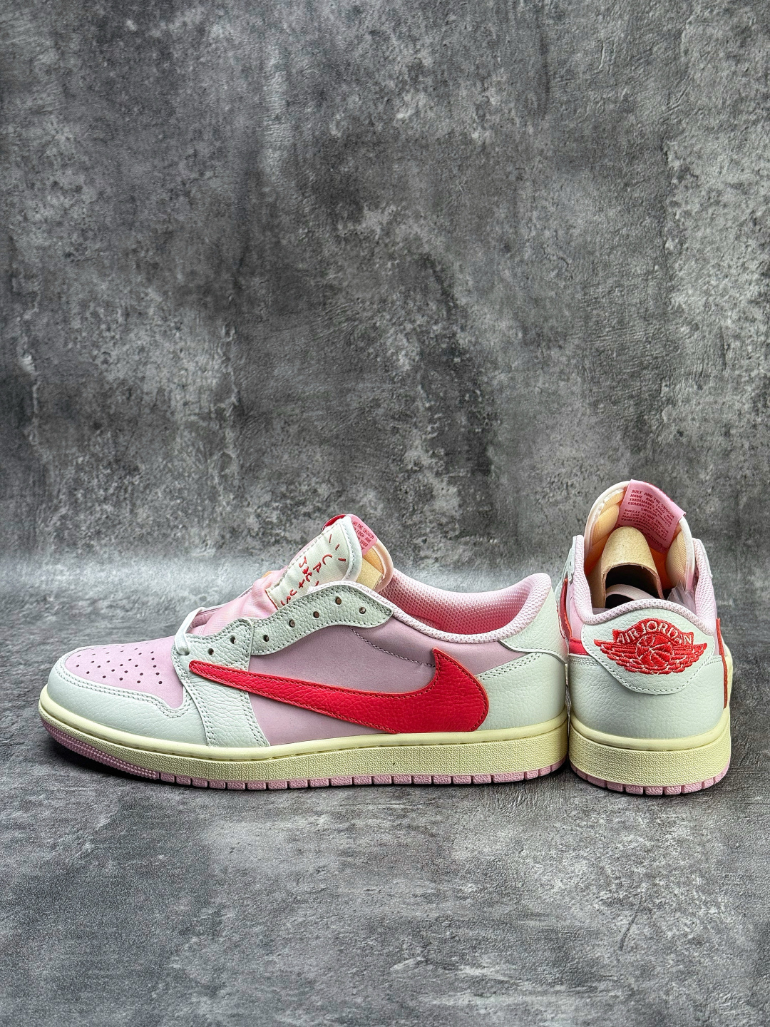 Travis Scott x Nike Air Jordan 1 Low 白粉红 Air Jordan 1 Low 反转倒钩 版本 IQ7604-101