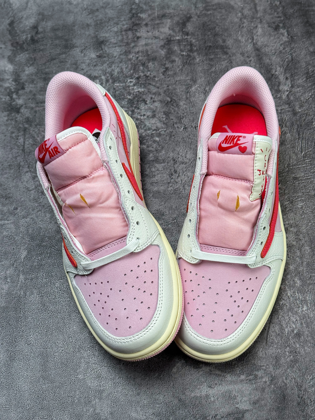 Travis Scott x Nike Air Jordan 1 Low 白粉红 Air Jordan 1 Low 反转倒钩 版本 IQ7604-101