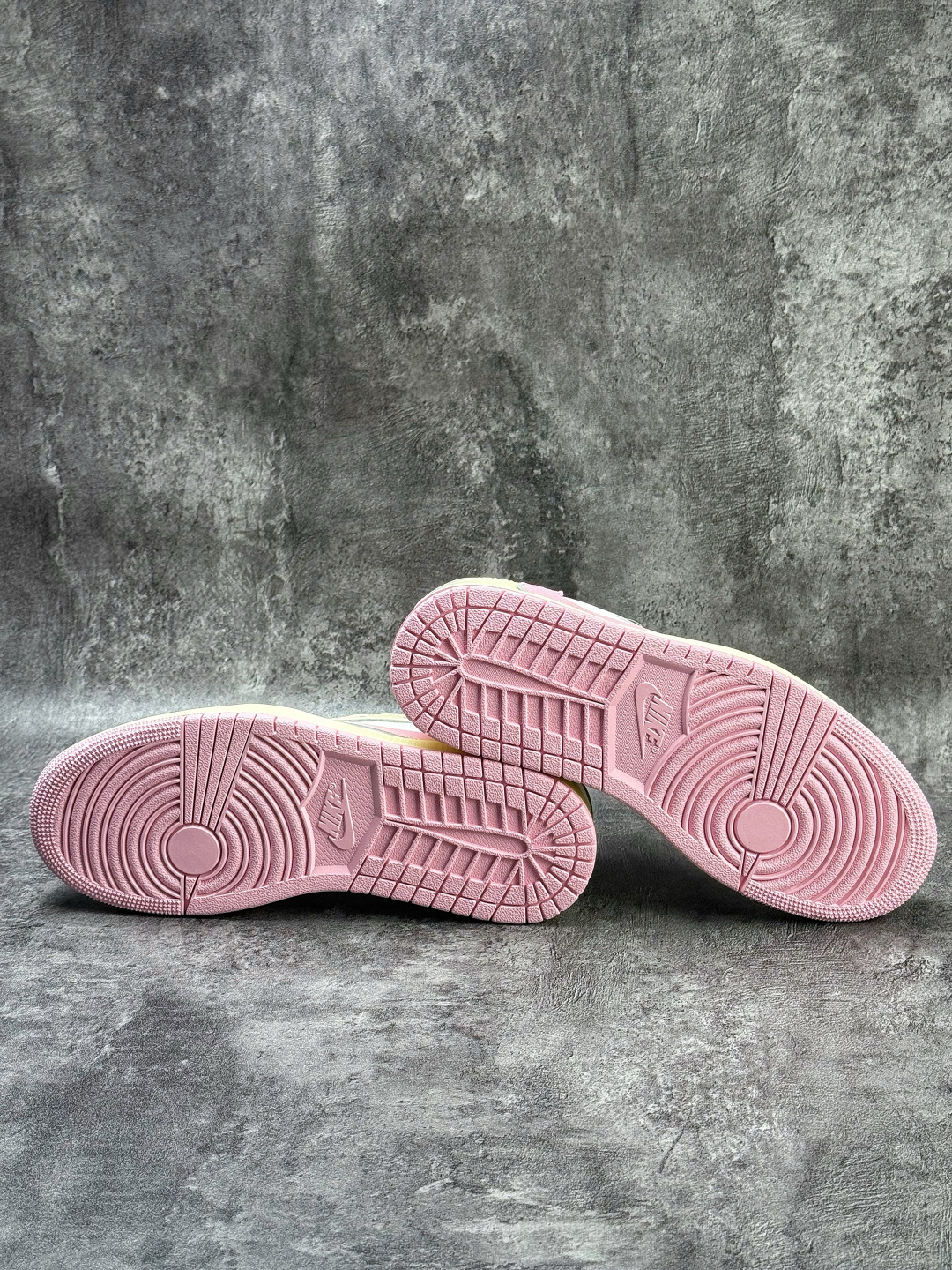 Travis Scott x Nike Air Jordan 1 Low 米白粉 Air Jordan 1 Low 反转倒钩 版本 IQ7604-100-Top High Quatity Cheap Sneakers Fashion Clothing Clothes Bags handbags Shoes of all Brand wholesale With The best Quality And Beautiful Price from China Factory Chinese suppliers wholesaler seller Travis Scott x Nike Air Jordan 1 Low 米白粉 Air Jordan 1 Low 反转倒钩 版本 IQ7604-100