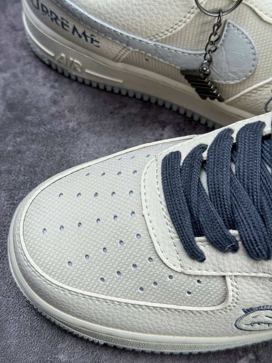 210 Nike Air Force 1 Low 07 x Superme 白灰 DW8806-009-Chinese UA Cheap High Quatity Brand Clothes Bags handbags Sneakers wholesale wholesaler seller from China Factory suppliers Fashion Clothing Shoes best Quality Beautiful Price 210 Nike Air Force 1 Low 07 x Superme 白灰 DW8806-009