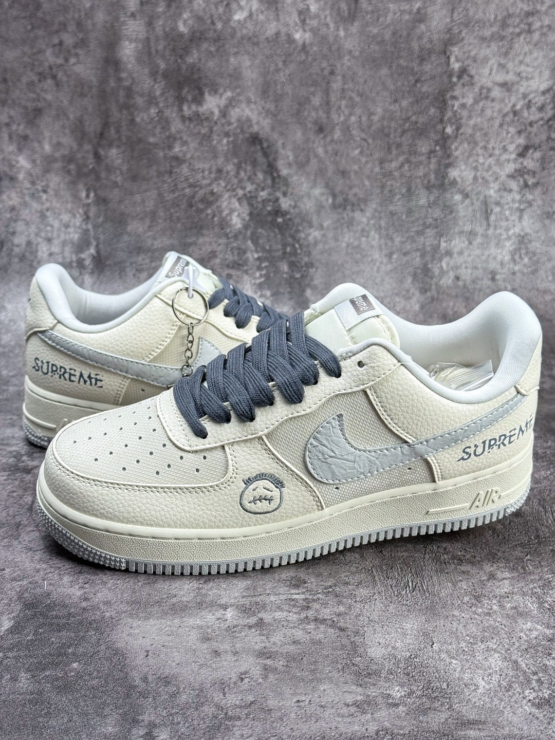 210 Nike Air Force 1 Low 07 x Superme 白灰 DW8806-009-Chinese UA Cheap High Quatity Brand Clothes Bags handbags Sneakers wholesale wholesaler seller from China Factory suppliers Fashion Clothing Shoes best Quality Beautiful Price 210 Nike Air Force 1 Low 07 x Superme 白灰 DW8806-009
