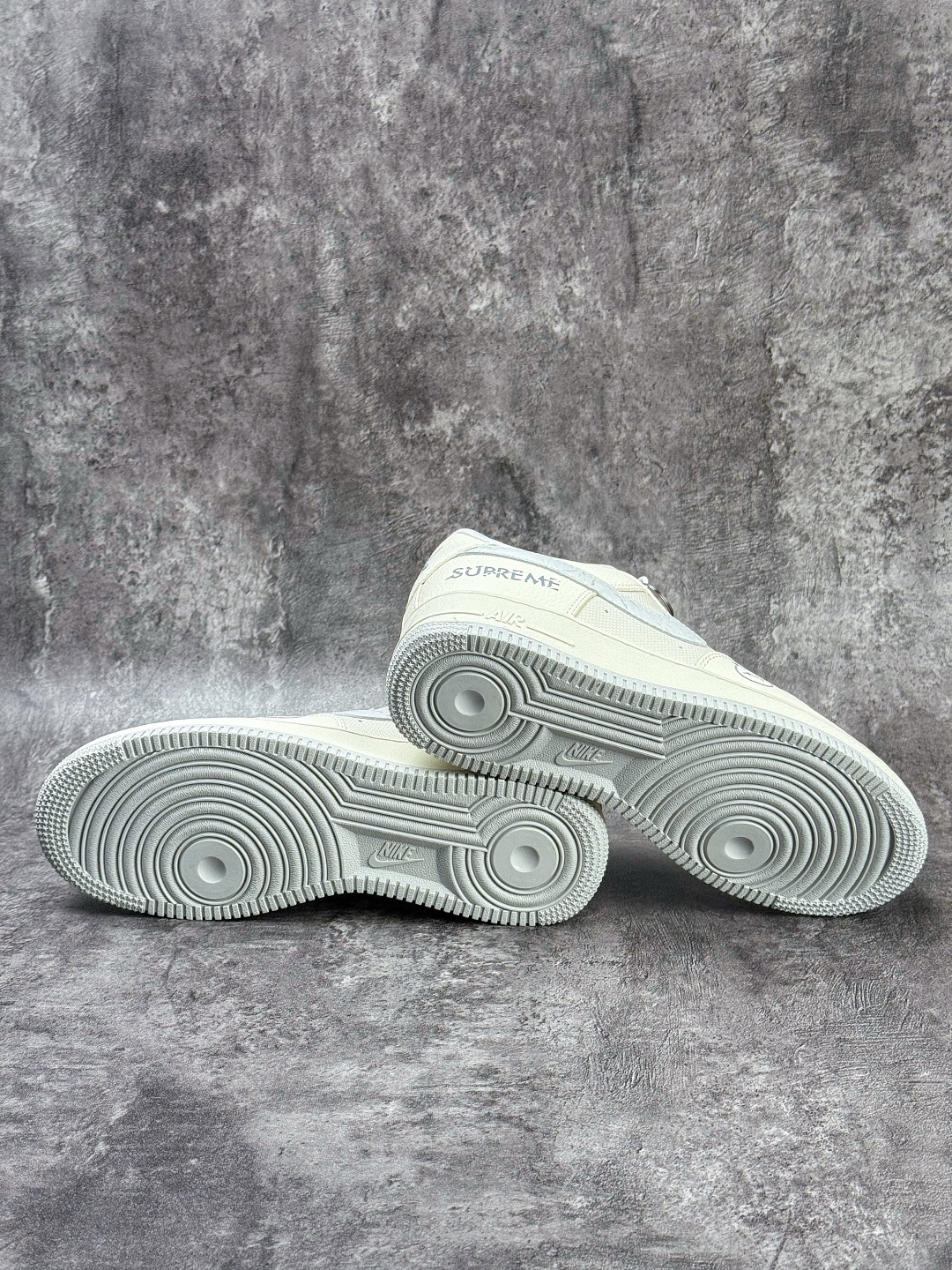 210 Nike Air Force 1 Low 07 x Superme 白灰 DW8806-009-Chinese UA Cheap High Quatity Brand Clothes Bags handbags Sneakers wholesale wholesaler seller from China Factory suppliers Fashion Clothing Shoes best Quality Beautiful Price 210 Nike Air Force 1 Low 07 x Superme 白灰 DW8806-009
