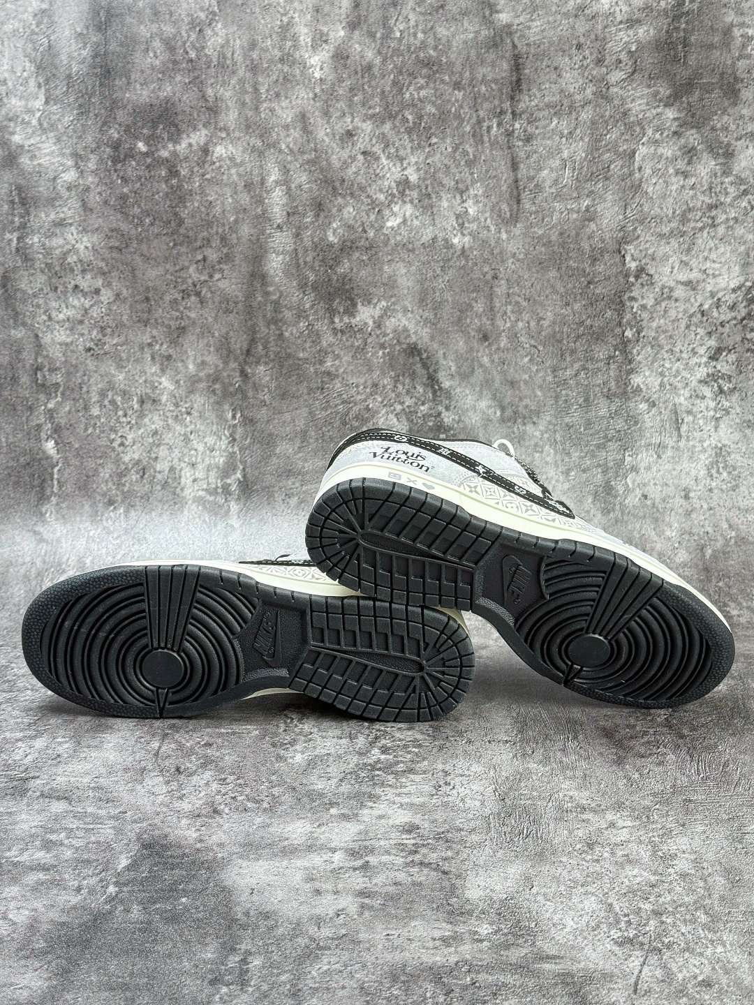Nike SB Dunk Low x Louis Vuitton 灰白黑 DN3168-030-Top High Quatity Cheap Sneakers Fashion Clothing Clothes Bags handbags Shoes of all Brand wholesale With The best Quality And Beautiful Price from China Factory Chinese suppliers wholesaler seller Nike SB Dunk Low x Louis Vuitton 灰白黑 DN3168-030