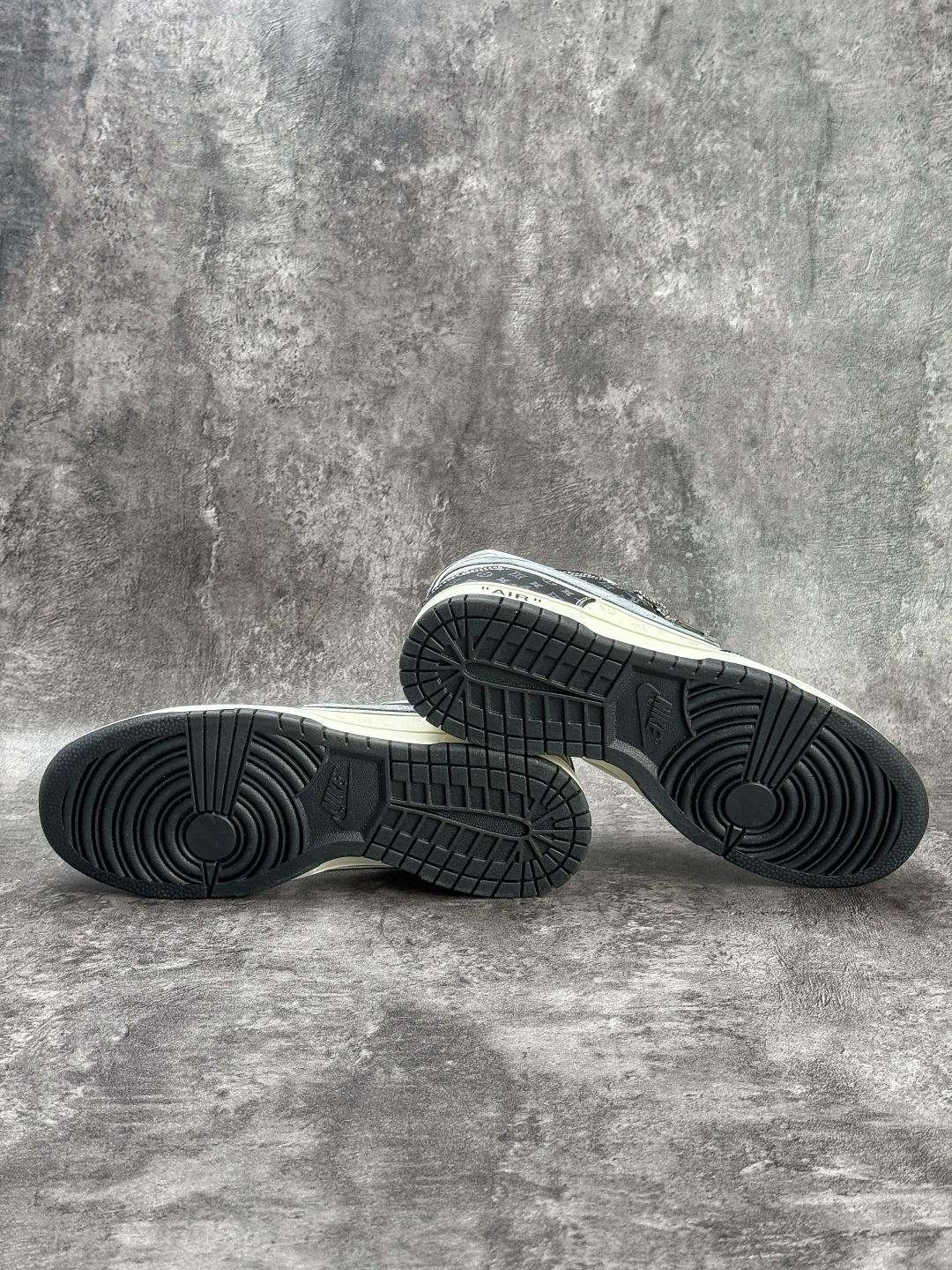 230 Nike SB Dunk Low x Louis Vuitton 黑白满天星 DN3168-035