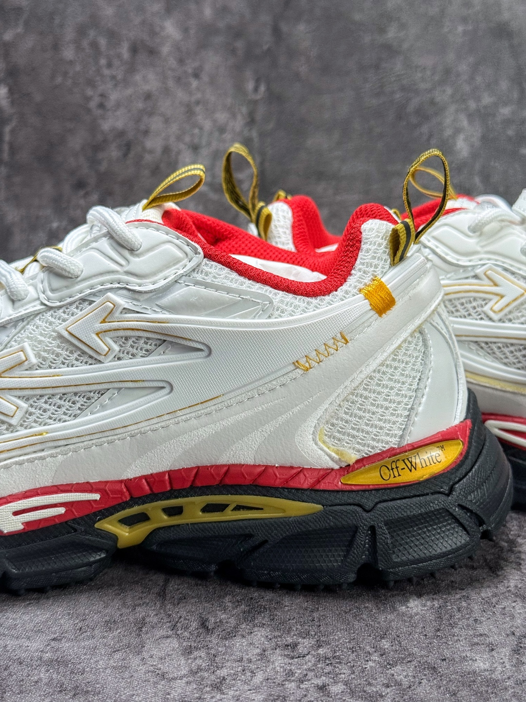 330 Off-White C/O VirGil Abloh 2024年OW最新款跑鞋