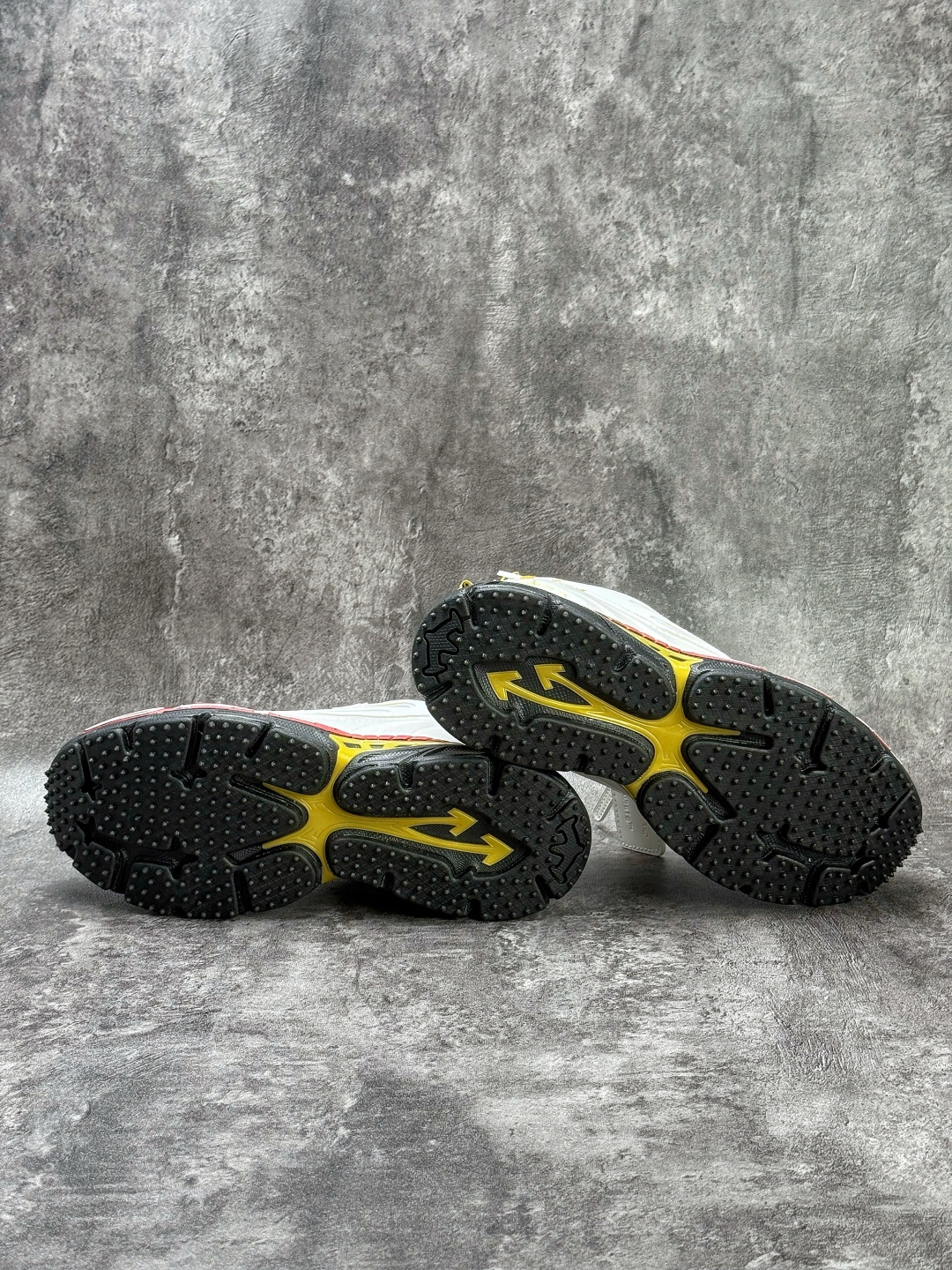 330 Off-White C/O VirGil Abloh 2024年OW最新款跑鞋