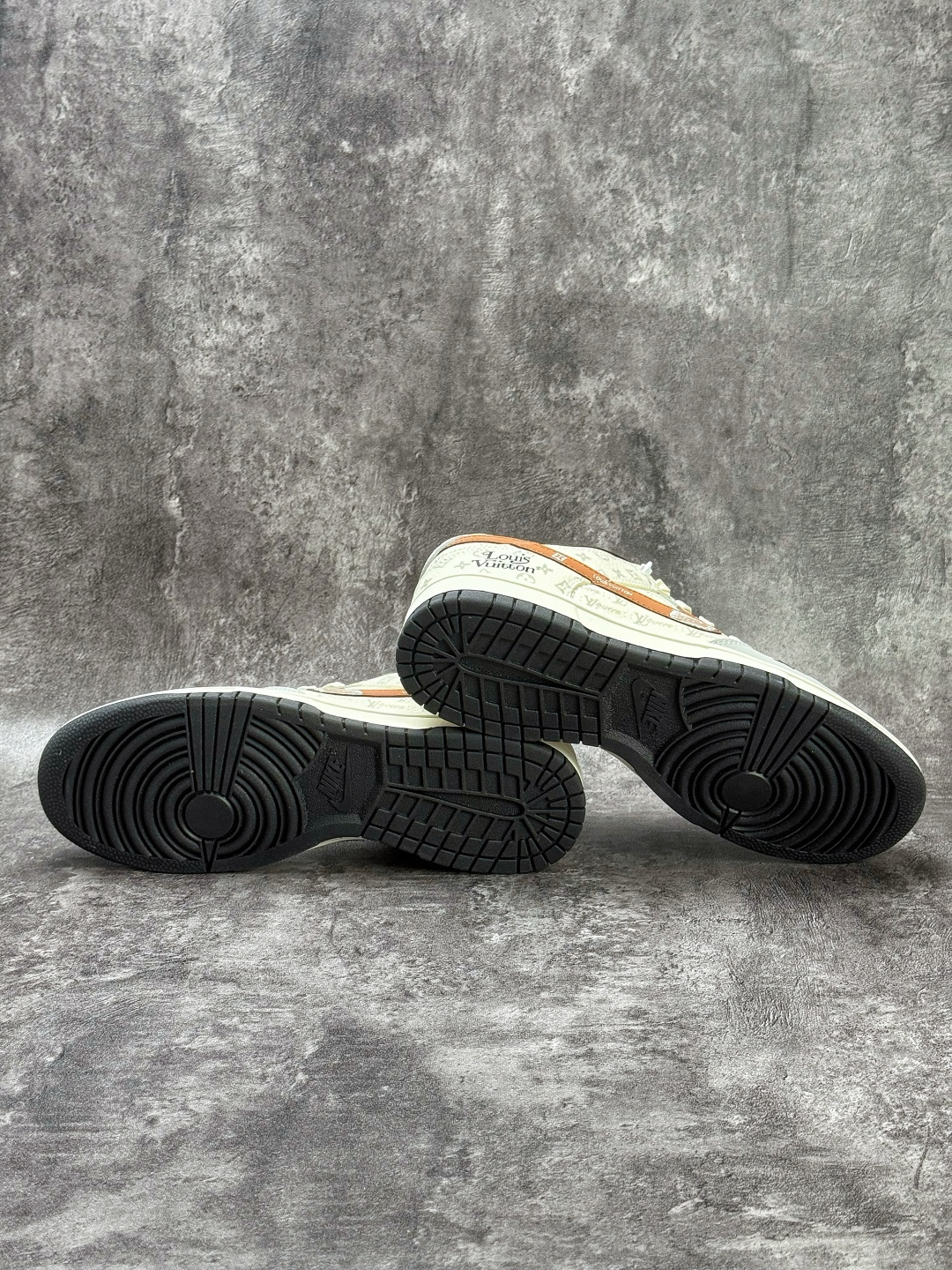 230 Nike SB Dunk Low x Louis Vuitton 灰白棕小勾 MN1688-114