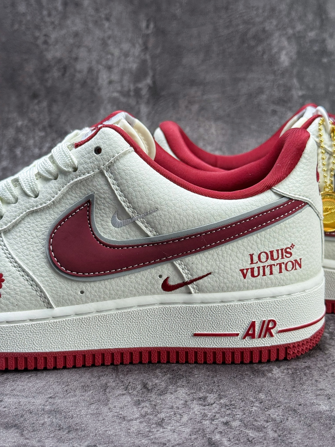 Nike Air Force 1 Low 07 x Louis Vuitton 白红双小勾 WY0655-103-莆田鞋,莆田鞋货源,高仿鞋,高仿鞋货源,安福档口,莆田高仿鞋,莆田鞋批发,高仿鞋批发,莆田高仿运动鞋,高仿运动鞋,莆田运动鞋 Nike Air Force 1 Low 07 x Louis Vuitton 白红双小勾 WY0655-103