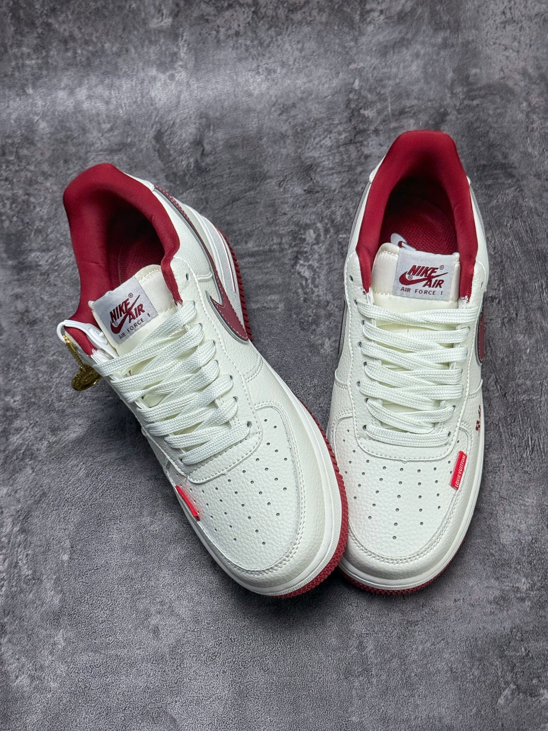 Nike Air Force 1 Low 07 x Louis Vuitton 白红双小勾 WY0655-103-莆田鞋,莆田鞋货源,高仿鞋,高仿鞋货源,安福档口,莆田高仿鞋,莆田鞋批发,高仿鞋批发,莆田高仿运动鞋,高仿运动鞋,莆田运动鞋 Nike Air Force 1 Low 07 x Louis Vuitton 白红双小勾 WY0655-103