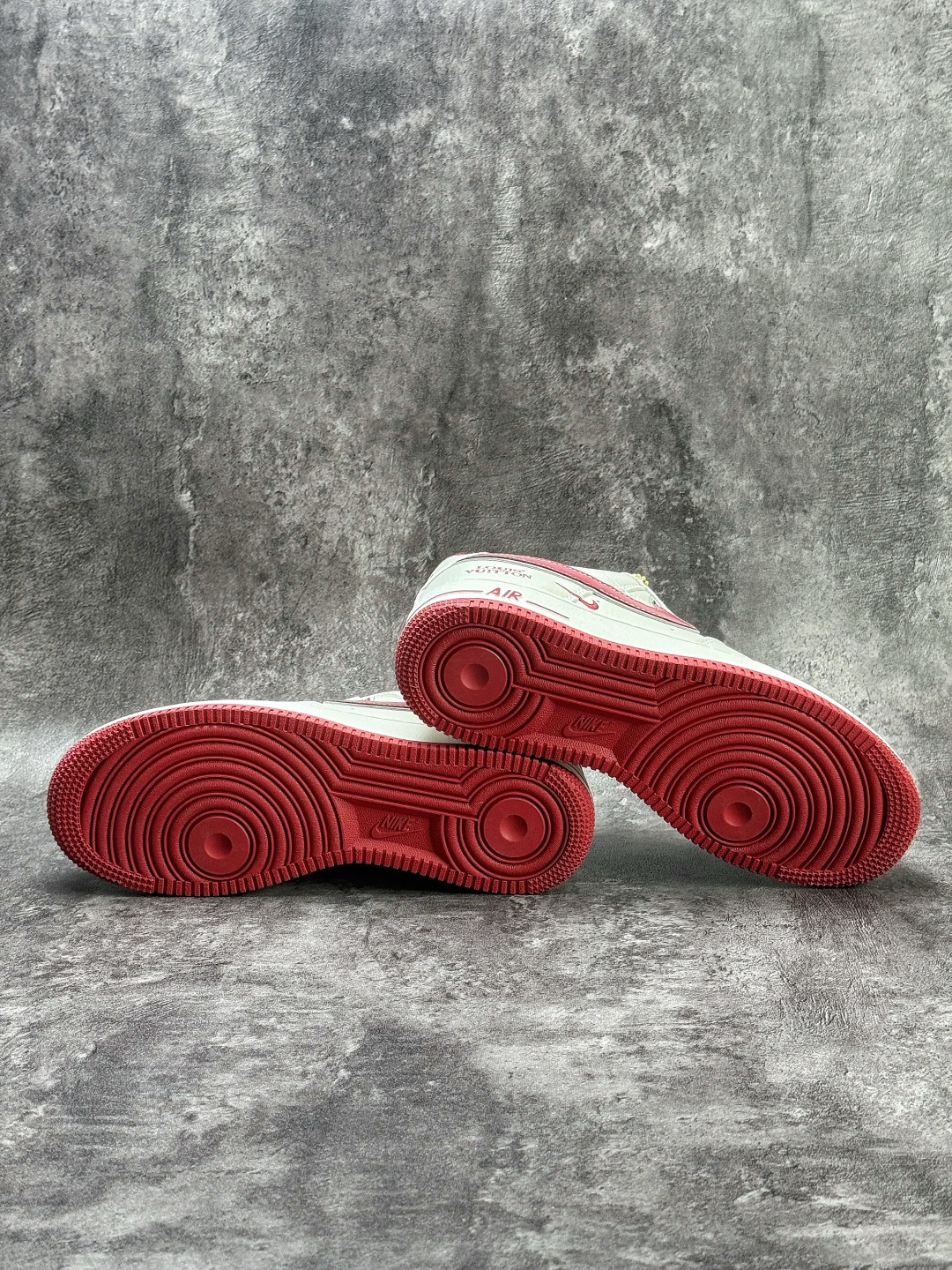 Nike Air Force 1 Low 07 x Louis Vuitton 白红双小勾 WY0655-103-莆田鞋,莆田鞋货源,高仿鞋,高仿鞋货源,安福档口,莆田高仿鞋,莆田鞋批发,高仿鞋批发,莆田高仿运动鞋,高仿运动鞋,莆田运动鞋 Nike Air Force 1 Low 07 x Louis Vuitton 白红双小勾 WY0655-103