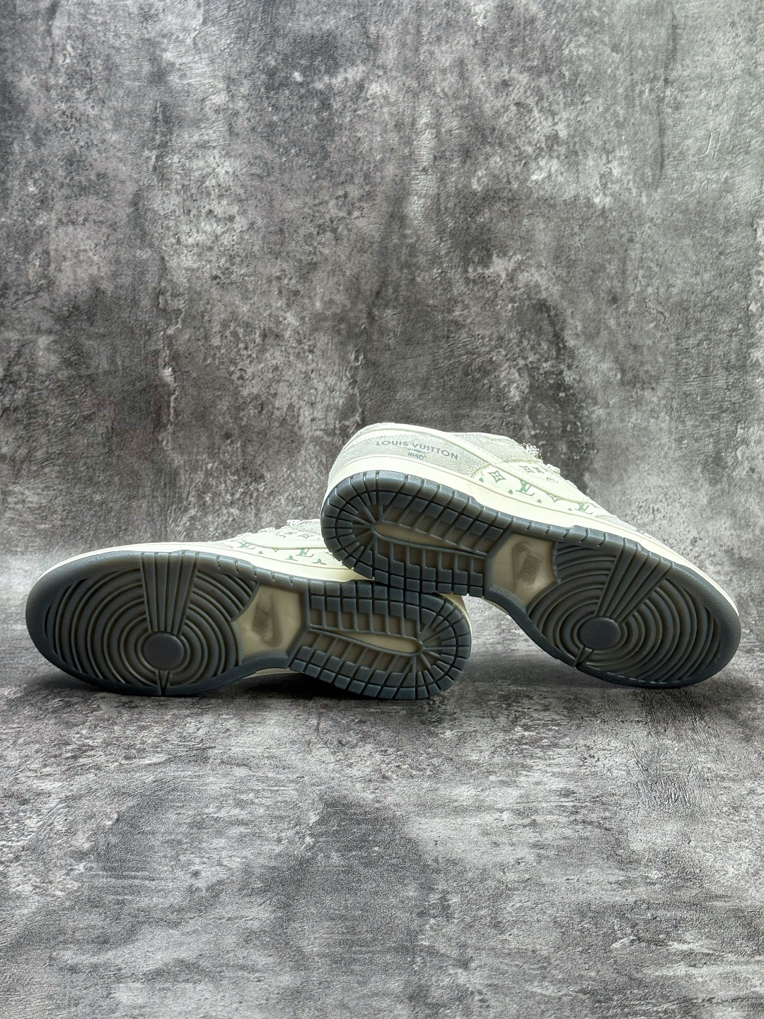 Nike SB Dunk Low x Louis Vuitton 灰白满天星 XX3168-141