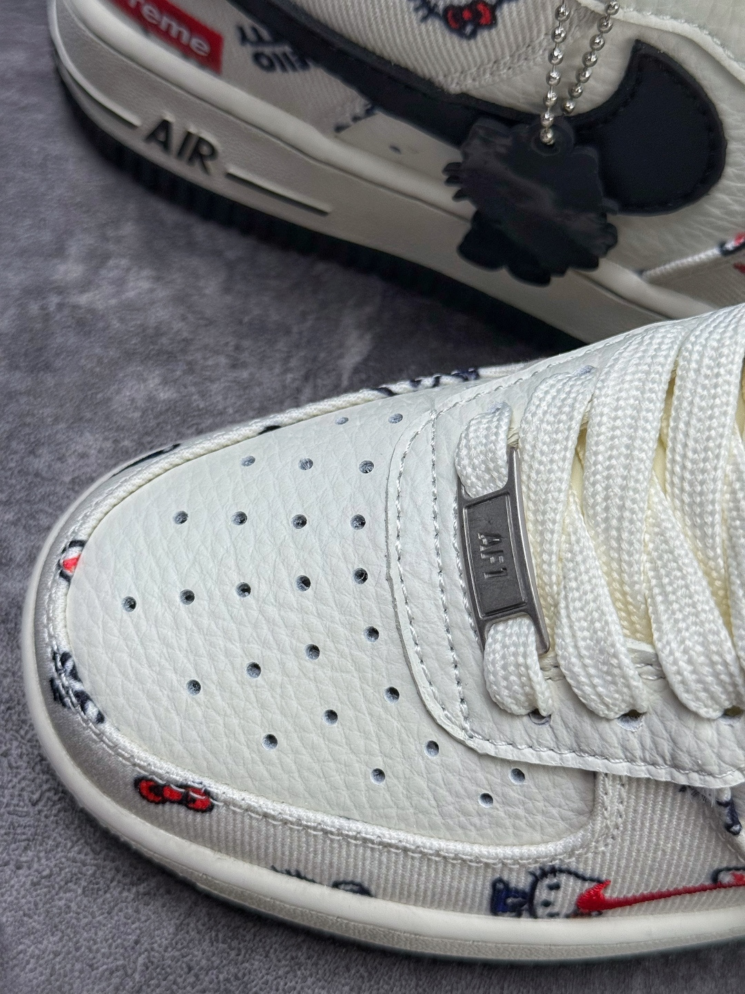 Nike Air Force 1 Low 07 x Superme x Hello Kitty 白黑小勾 NH0601-607-莆田鞋,莆田鞋货源,高仿鞋,高仿鞋货源,安福档口,莆田高仿鞋,莆田鞋批发,高仿鞋批发,莆田高仿运动鞋,高仿运动鞋,莆田运动鞋 Nike Air Force 1 Low 07 x Superme x Hello Kitty 白黑小勾 NH0601-607