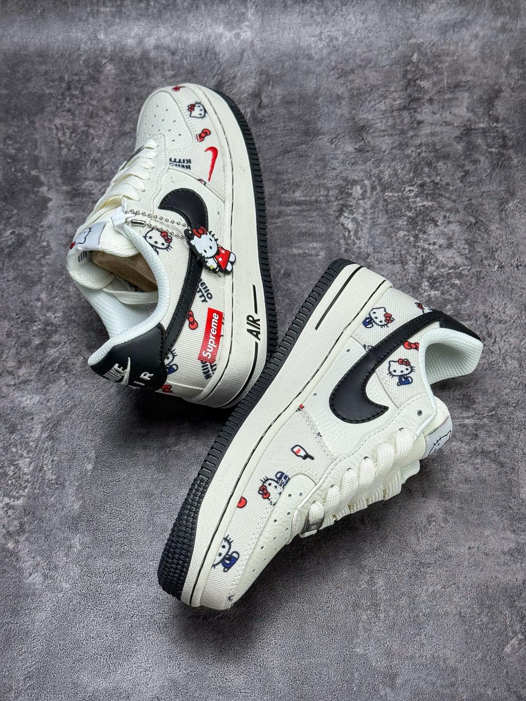Nike Air Force 1 Low 07 x Superme x Hello Kitty 白黑小勾 NH0601-607-莆田鞋,莆田鞋货源,高仿鞋,高仿鞋货源,安福档口,莆田高仿鞋,莆田鞋批发,高仿鞋批发,莆田高仿运动鞋,高仿运动鞋,莆田运动鞋 Nike Air Force 1 Low 07 x Superme x Hello Kitty 白黑小勾 NH0601-607