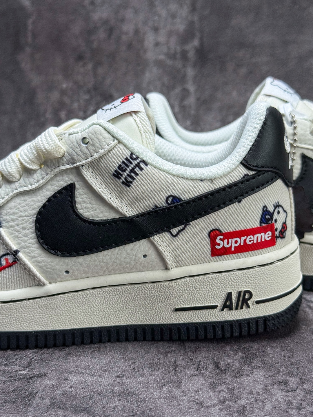 Nike Air Force 1 Low 07 x Superme x Hello Kitty 白黑小勾 NH0601-607-莆田鞋,莆田鞋货源,高仿鞋,高仿鞋货源,安福档口,莆田高仿鞋,莆田鞋批发,高仿鞋批发,莆田高仿运动鞋,高仿运动鞋,莆田运动鞋 Nike Air Force 1 Low 07 x Superme x Hello Kitty 白黑小勾 NH0601-607