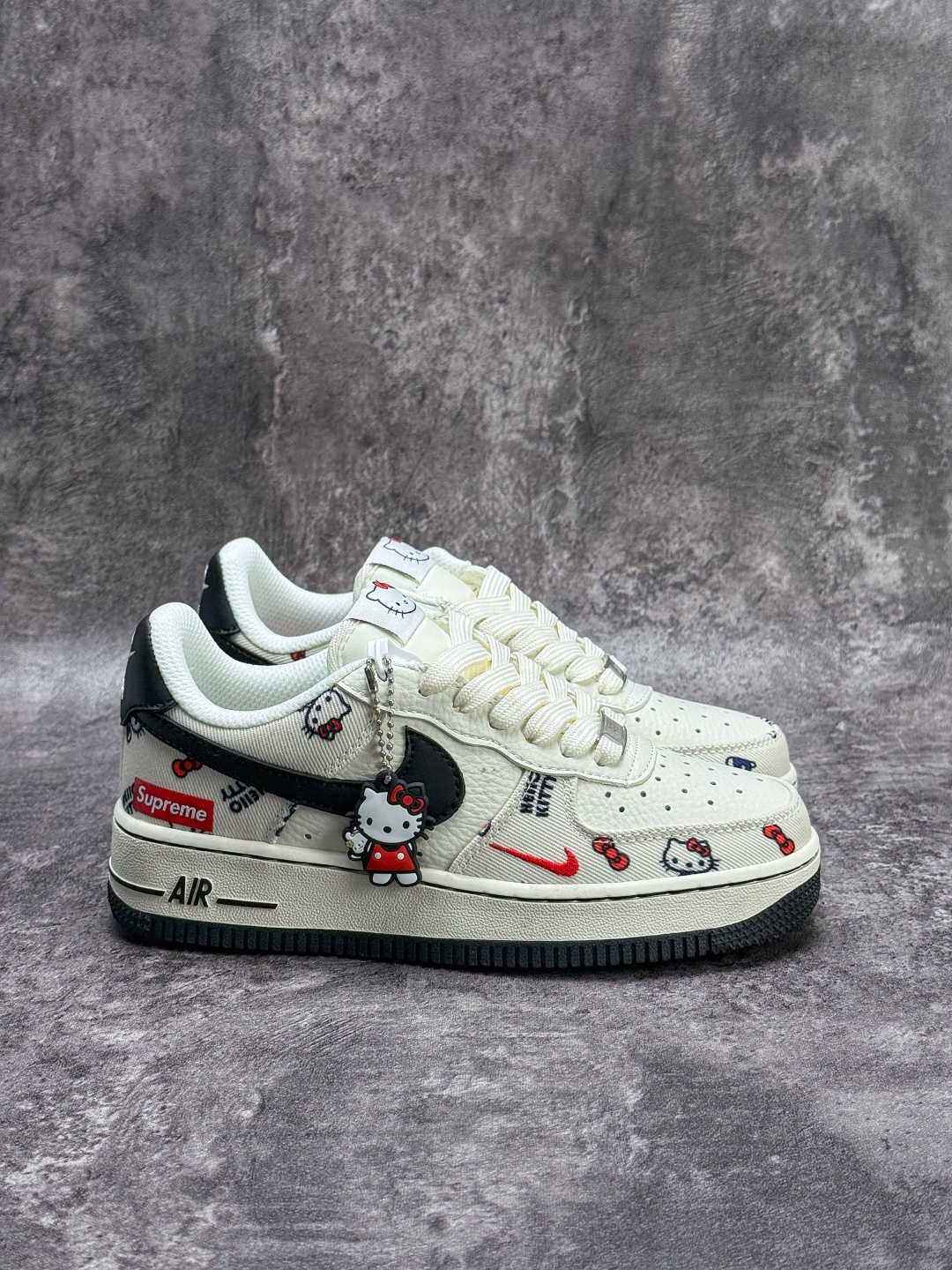 Nike Air Force 1 Low 07 x Superme x Hello Kitty 白黑小勾 NH0601-607-莆田鞋,莆田鞋货源,高仿鞋,高仿鞋货源,安福档口,莆田高仿鞋,莆田鞋批发,高仿鞋批发,莆田高仿运动鞋,高仿运动鞋,莆田运动鞋 Nike Air Force 1 Low 07 x Superme x Hello Kitty 白黑小勾 NH0601-607