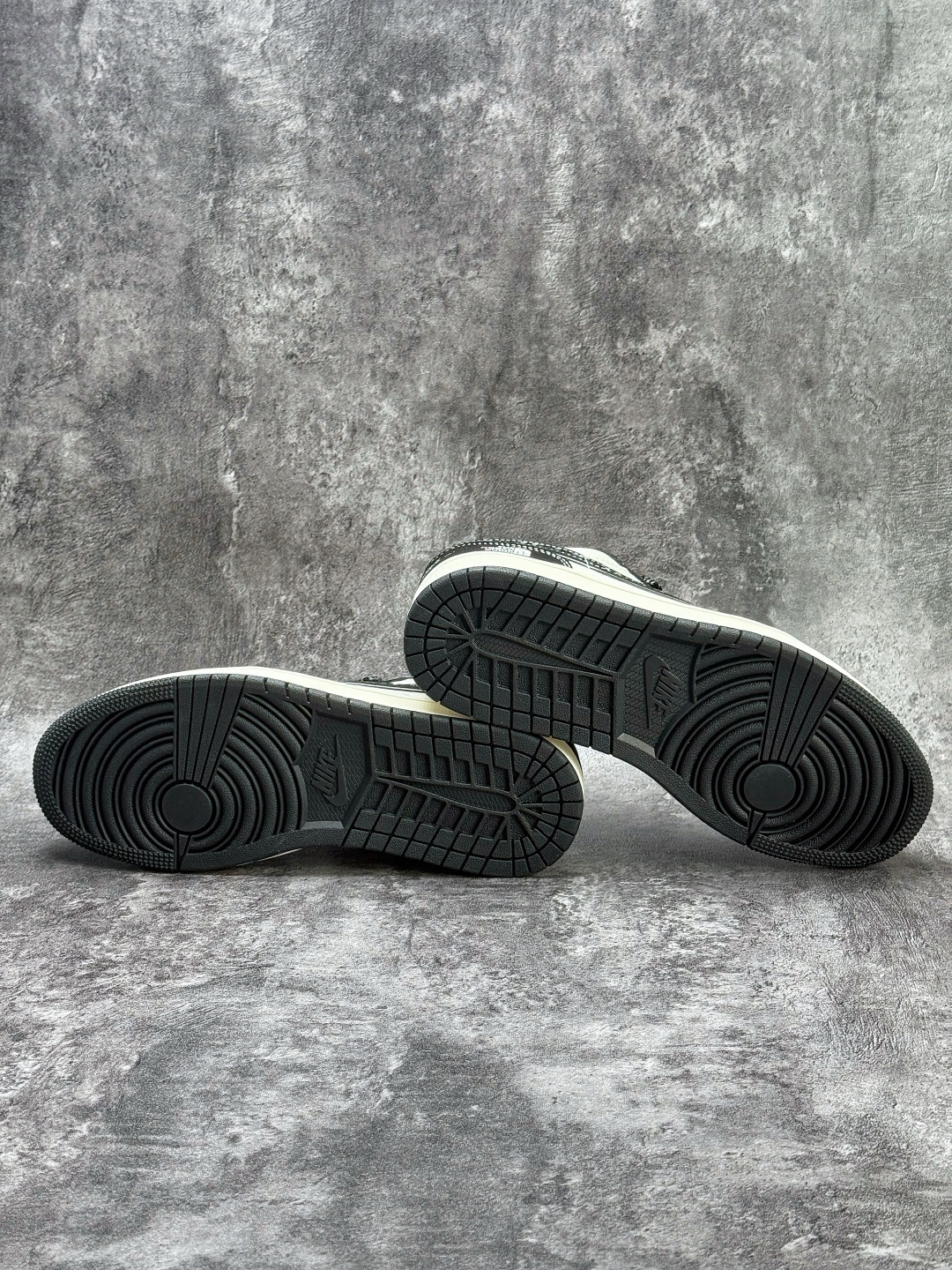 Nike Jordan Air Jordan 1 x The North Face 黑白小勾满天星 CW6688-107-莆田鞋,莆田鞋货源,高仿鞋,高仿鞋货源,安福档口,莆田高仿鞋,莆田鞋批发,高仿鞋批发,莆田高仿运动鞋,高仿运动鞋,莆田运动鞋 Nike Jordan Air Jordan 1 x The North Face 黑白小勾满天星 CW6688-107