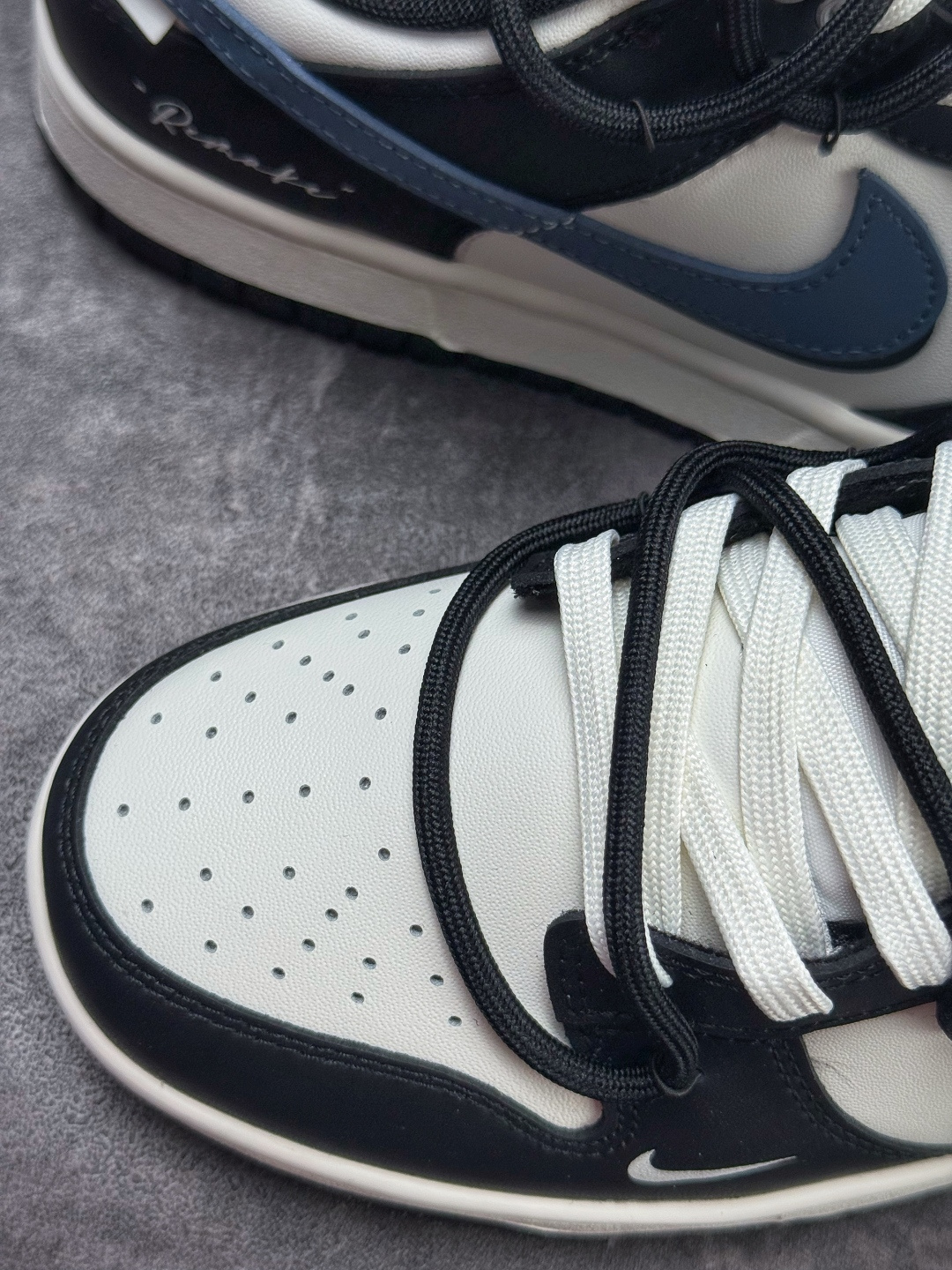 Nike SB Dunk Low 黑白蓝小勾 BB0620-122