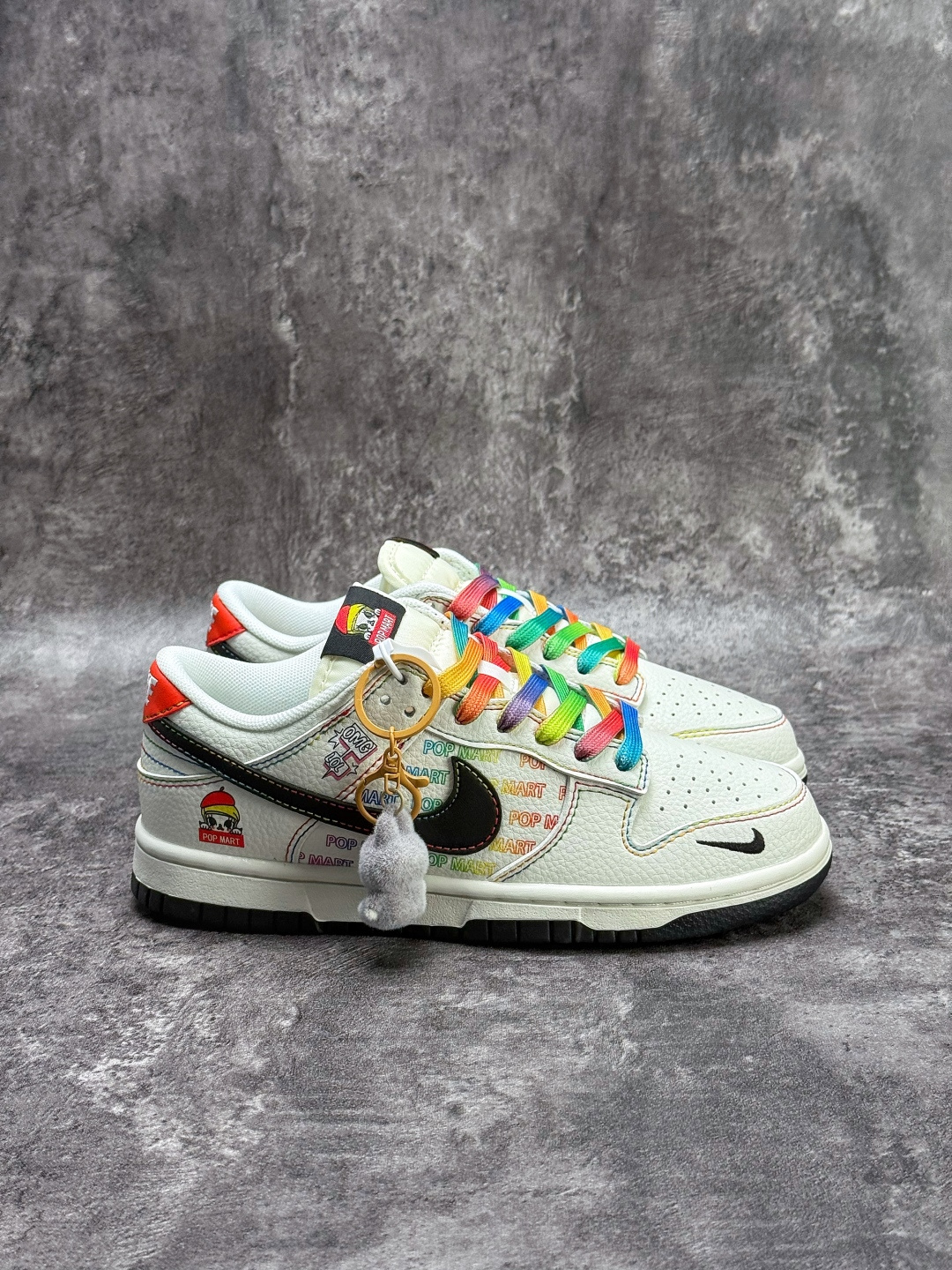 Nike SB Dunk Low x POP MART 白黑小勾 HS9467-500-莆田鞋,莆田鞋货源,高仿鞋,高仿鞋货源,安福档口,莆田高仿鞋,莆田鞋批发,高仿鞋批发,莆田高仿运动鞋,高仿运动鞋,莆田运动鞋 Nike SB Dunk Low x POP MART 白黑小勾 HS9467-500