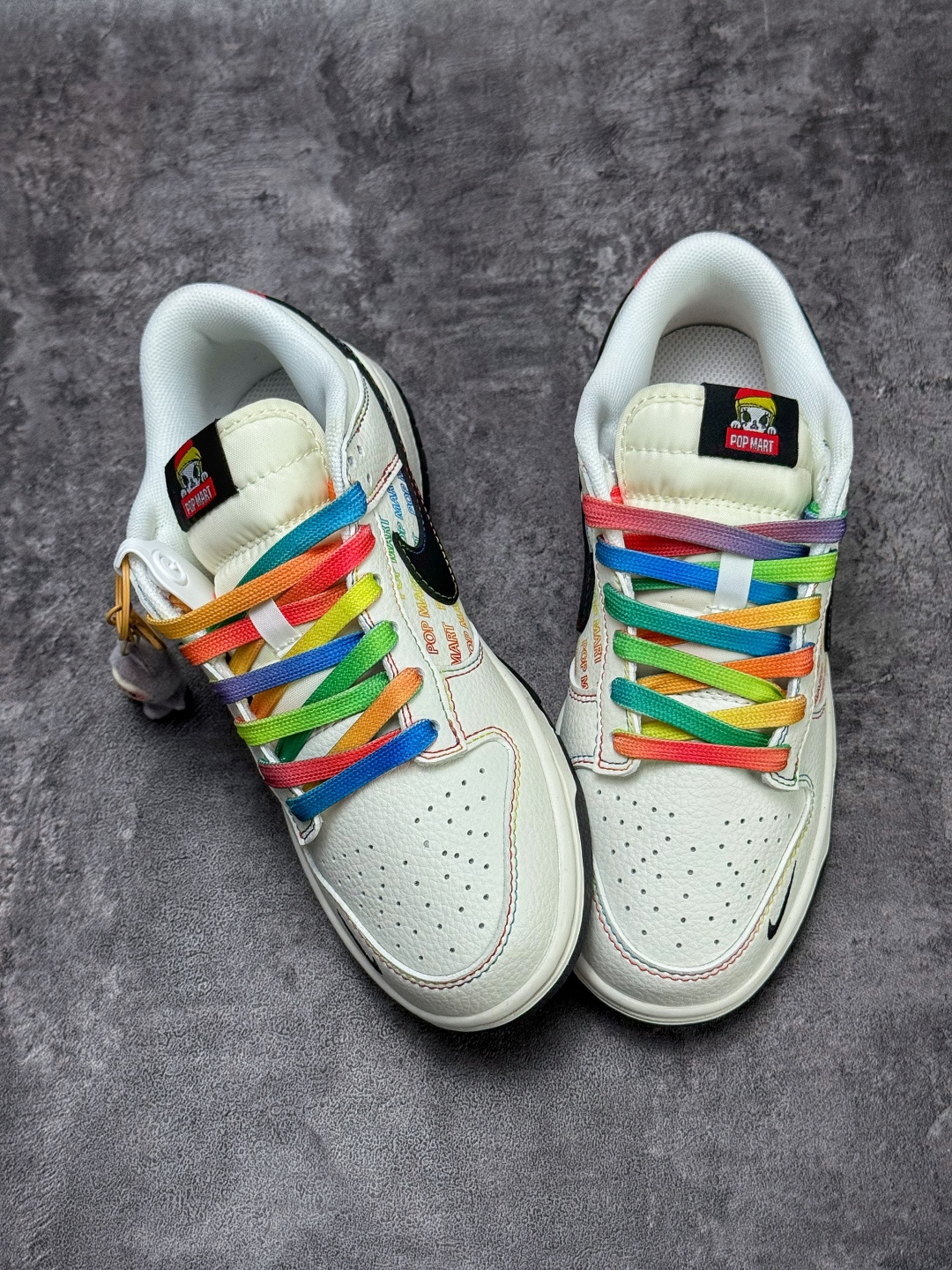 Nike SB Dunk Low x POP MART 白黑小勾 HS9467-500-莆田鞋,莆田鞋货源,高仿鞋,高仿鞋货源,安福档口,莆田高仿鞋,莆田鞋批发,高仿鞋批发,莆田高仿运动鞋,高仿运动鞋,莆田运动鞋 Nike SB Dunk Low x POP MART 白黑小勾 HS9467-500