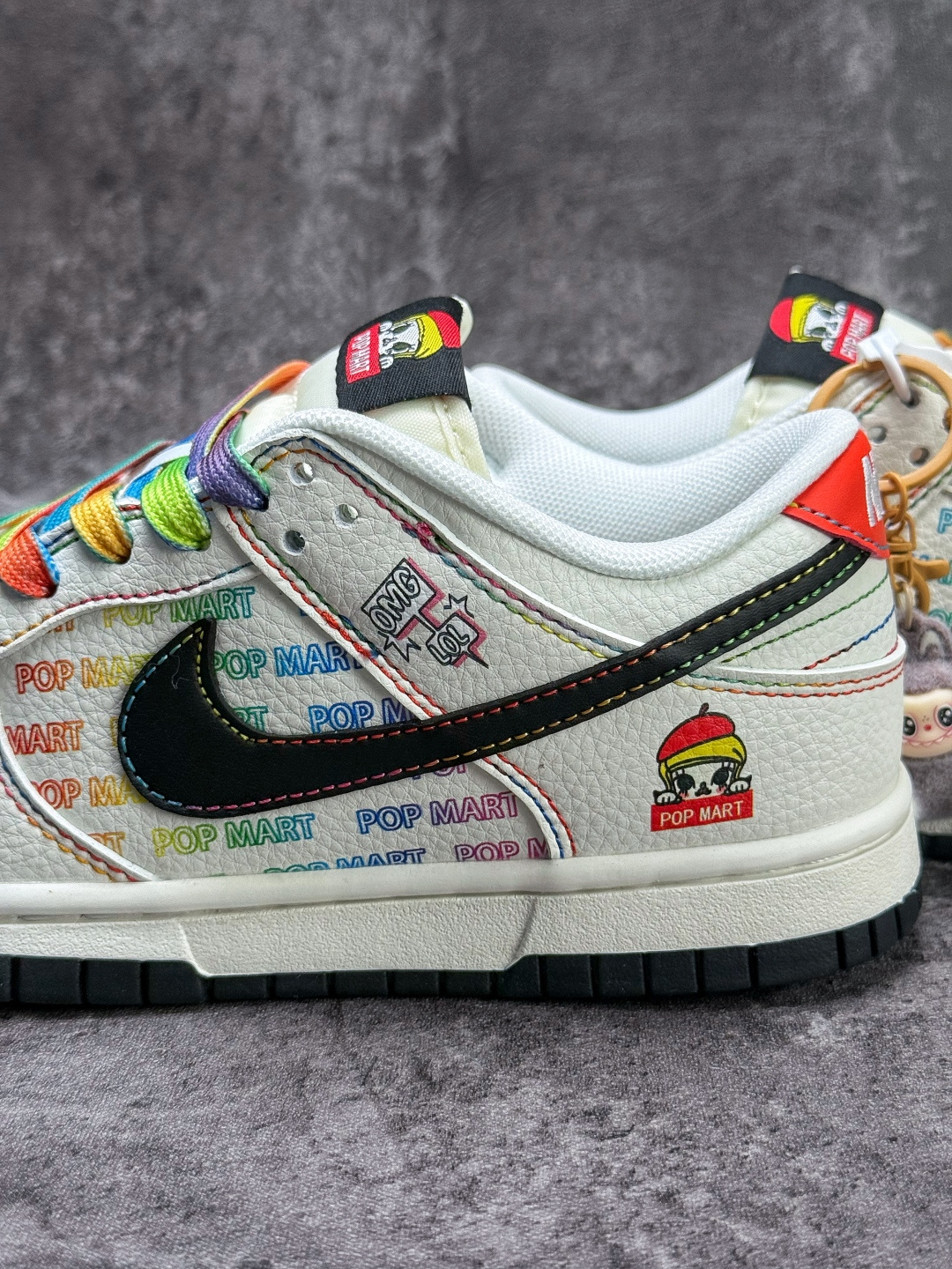 Nike SB Dunk Low x POP MART 白黑小勾 HS9467-500-莆田鞋,莆田鞋货源,高仿鞋,高仿鞋货源,安福档口,莆田高仿鞋,莆田鞋批发,高仿鞋批发,莆田高仿运动鞋,高仿运动鞋,莆田运动鞋 Nike SB Dunk Low x POP MART 白黑小勾 HS9467-500