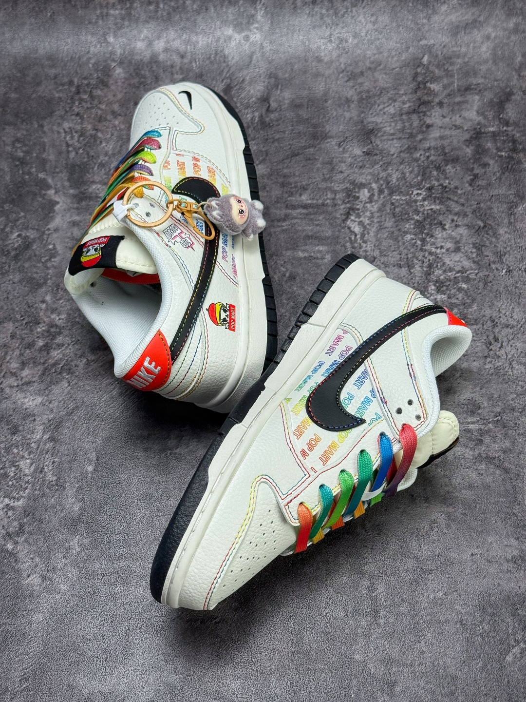 Nike SB Dunk Low x POP MART 白黑小勾 HS9467-500-莆田鞋,莆田鞋货源,高仿鞋,高仿鞋货源,安福档口,莆田高仿鞋,莆田鞋批发,高仿鞋批发,莆田高仿运动鞋,高仿运动鞋,莆田运动鞋 Nike SB Dunk Low x POP MART 白黑小勾 HS9467-500