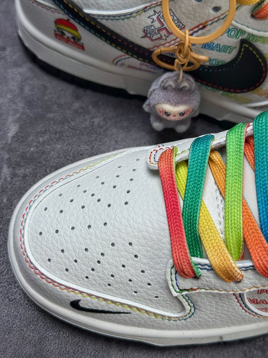 Nike SB Dunk Low x POP MART 白黑小勾 HS9467-500-莆田鞋,莆田鞋货源,高仿鞋,高仿鞋货源,安福档口,莆田高仿鞋,莆田鞋批发,高仿鞋批发,莆田高仿运动鞋,高仿运动鞋,莆田运动鞋 Nike SB Dunk Low x POP MART 白黑小勾 HS9467-500