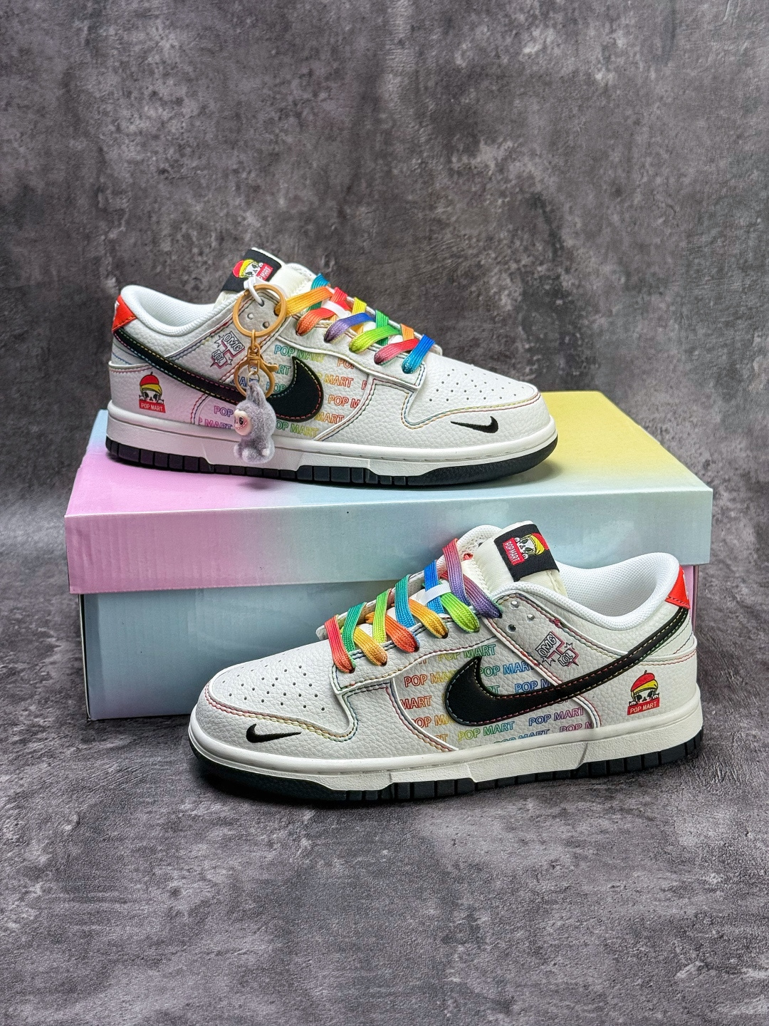 Nike SB Dunk Low x POP MART 白黑小勾 HS9467-500-莆田鞋,莆田鞋货源,高仿鞋,高仿鞋货源,安福档口,莆田高仿鞋,莆田鞋批发,高仿鞋批发,莆田高仿运动鞋,高仿运动鞋,莆田运动鞋 Nike SB Dunk Low x POP MART 白黑小勾 HS9467-500