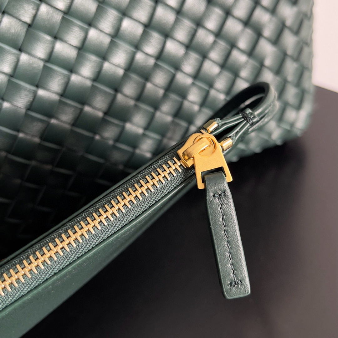 Classic return...(Large size 51cm)
•Cabat, born in 2001, is one of the most iconic styles of the Bottega Veneta workshop. The whole bag is made of top-grade imported lambskin. There is no exposed logo on the whole bag, but with the classic wide braid elements, you can tell who it belongs to at a glance! Can be carried on one shoulder, very practical!
Style number: 608811
Size: 51*18*28 photo 2