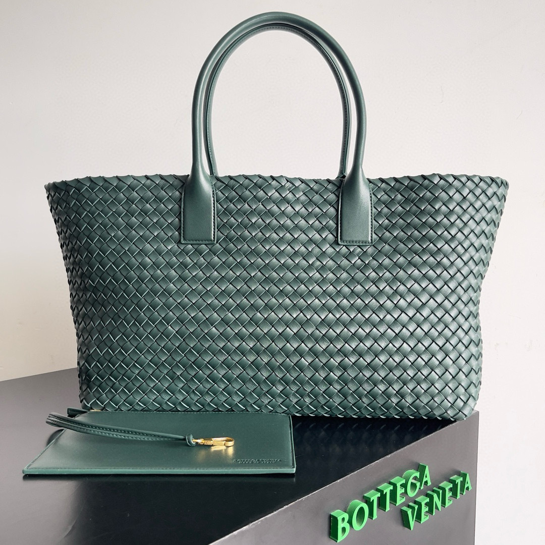 NO:340249,Special Classic Return... (Large 51cm) Cabat, born in 2001, is one of the most iconic styles of the Bottega Veneta workshop. The full package uses top-grade imported lambskin, and the whole package does not have an exposed logo, but the classic wide woven elements can tell who it belongs at a glance!  Can be used for single shoulder, practicality!  Model number 608811 Size 51*18*28, Super BV, bottega veneta, bottega veneta, sheepskin19860909特级 经典回归……（大号51cm） 诞生于2001年的Cabat,是Bottega veneta工坊最为标志性的款式之一.全包采用顶级进口小羊皮,整包没有一个外露的Logo,但经典的宽编织元素,一眼就能知道它是谁家的！可手提单肩 实用度分！ 款号608811 尺寸51*18*28,特级BV,bottega veneta,bottega veneta,sheepskin,Bag