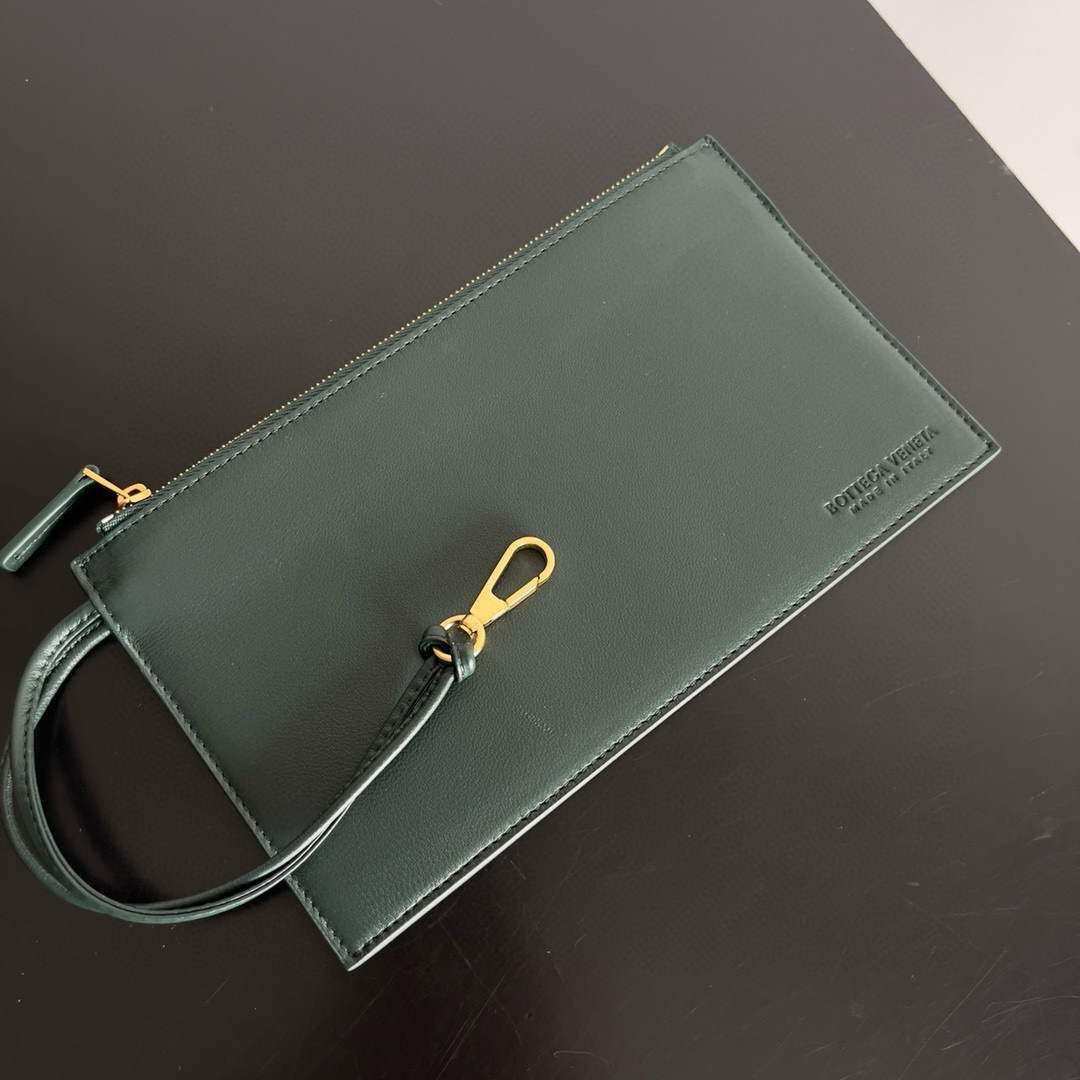 Classic return...(Large size 51cm)
•Cabat, born in 2001, is one of the most iconic styles of the Bottega Veneta workshop. The whole bag is made of top-grade imported lambskin. There is no exposed logo on the whole bag, but with the classic wide braid elements, you can tell who it belongs to at a glance! Can be carried on one shoulder, very practical!
Style number: 608811
Size: 51*18*28 photo 7