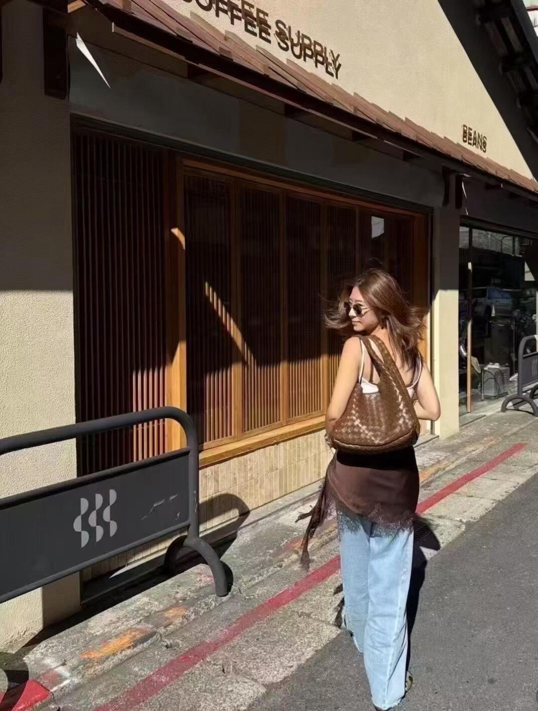 官网图/上身图
小号榛果棕🐿️
复古浓郁的色彩～