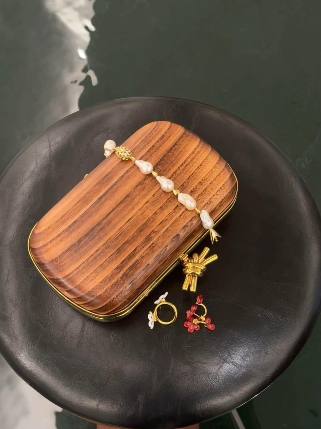 Official website image/upper body image~Each wooden dinner bag is unique due to its different textures photo 4