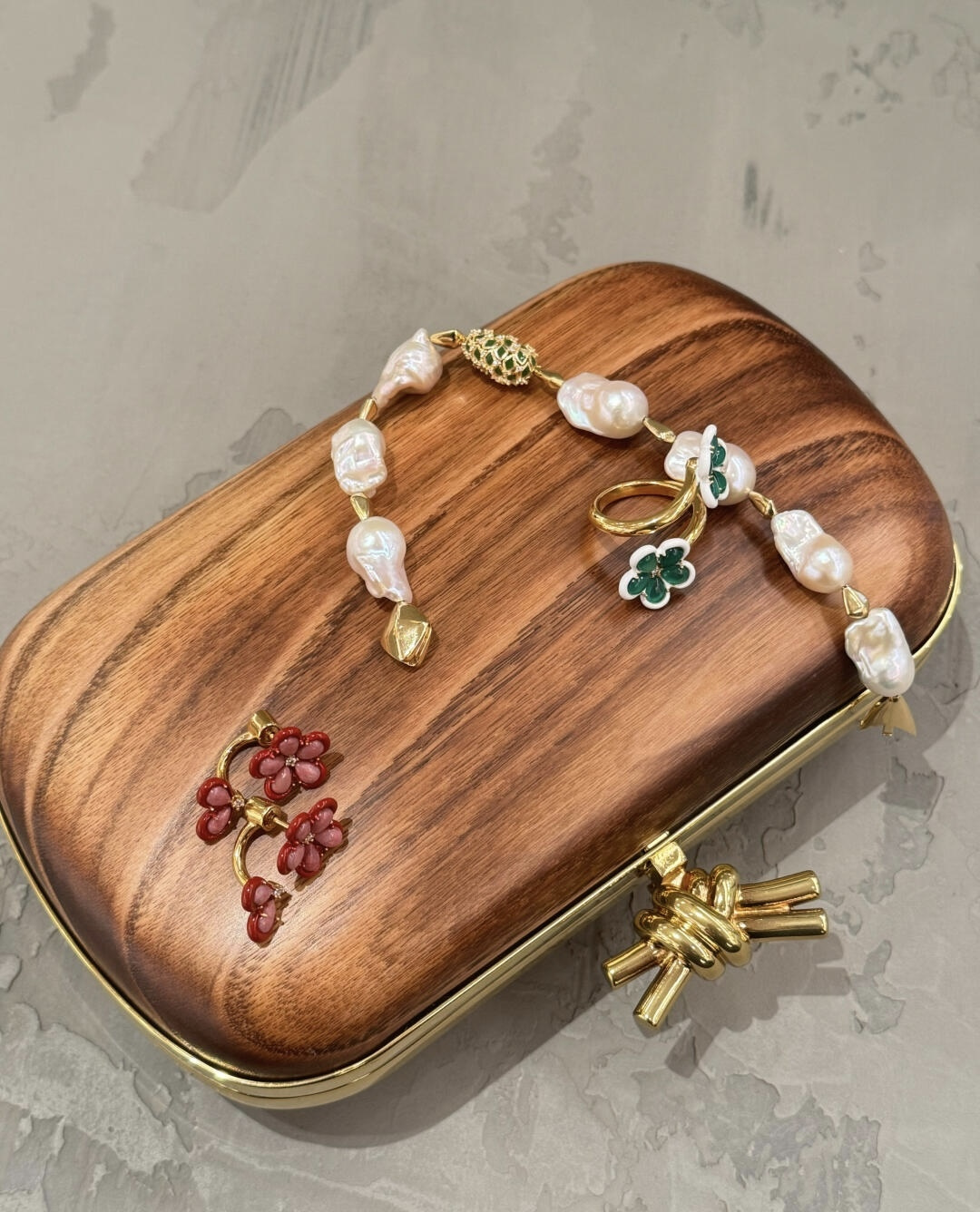 Official website image/upper body image~Each wooden dinner bag is unique due to its different textures photo 5