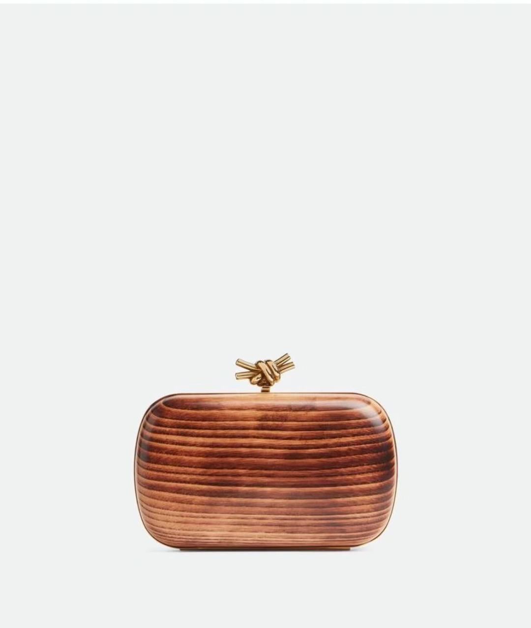 Official website image/upper body image~Each wooden dinner bag is unique due to its different textures